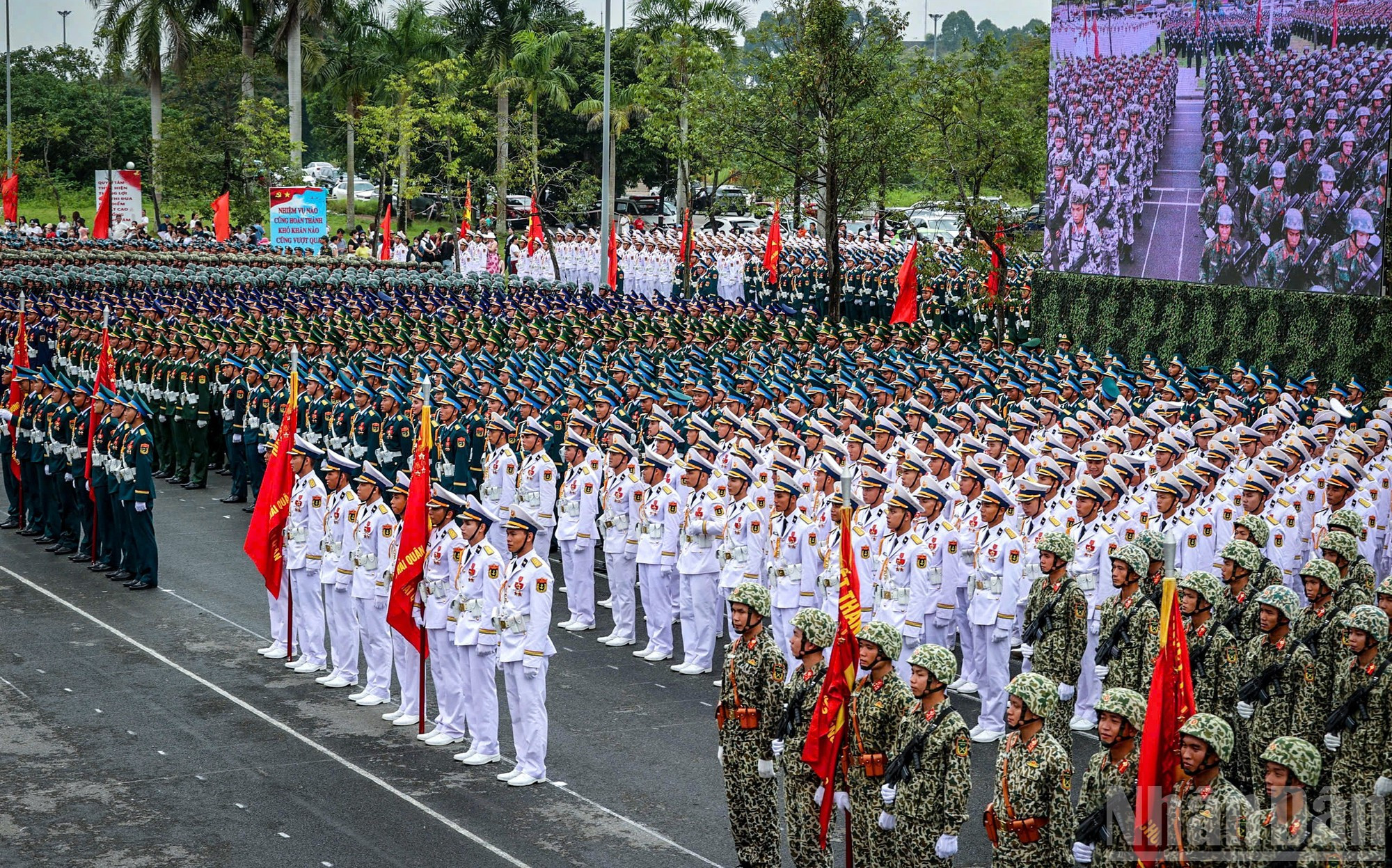 Además de la mencionada aldea, los soldados se entrenan en el campus de la Universidad Nacional de Hanói en la zona suburbana de Hoa Lac. Esta mañana, el teniente general Truong Thien To, jefe adjunto de la Dirección General de Política del Ejército Popular de Vietnam, visitó ambos recintos para animar a las fuerzas participantes en el desfile. Además de la mencionada aldea, los soldados se entrenan en el campus de la Universidad Nacional de Hanói en la zona suburbana de Hoa Lac. Esta mañana, el teniente general Truong Thien To, jefe adjunto de la Dirección General de Política del Ejército Popular de Vietnam, visitó ambos recintos para animar a las fuerzas participantes en el desfile.