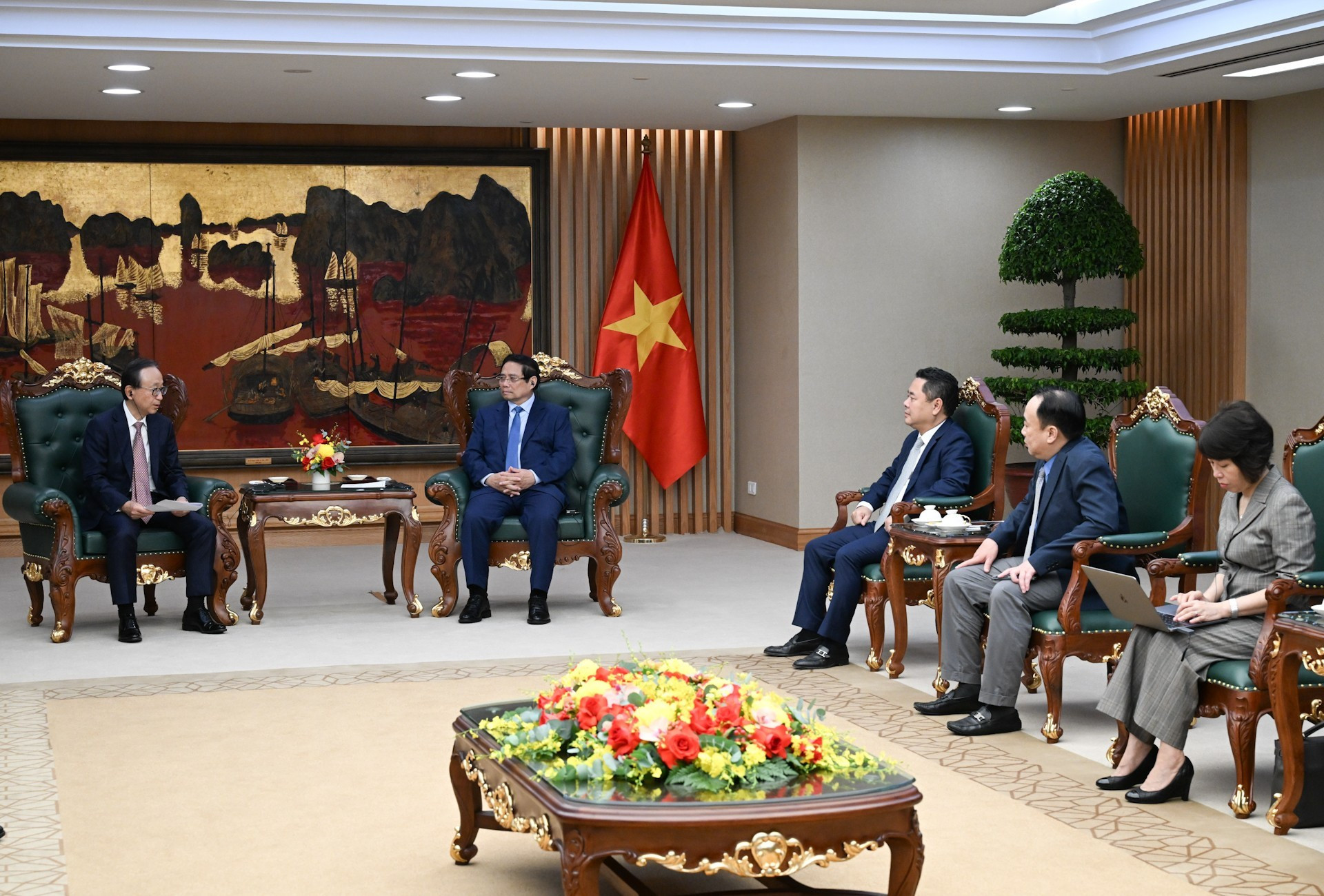 Representantes de ministerios y sectores vietnamitas.