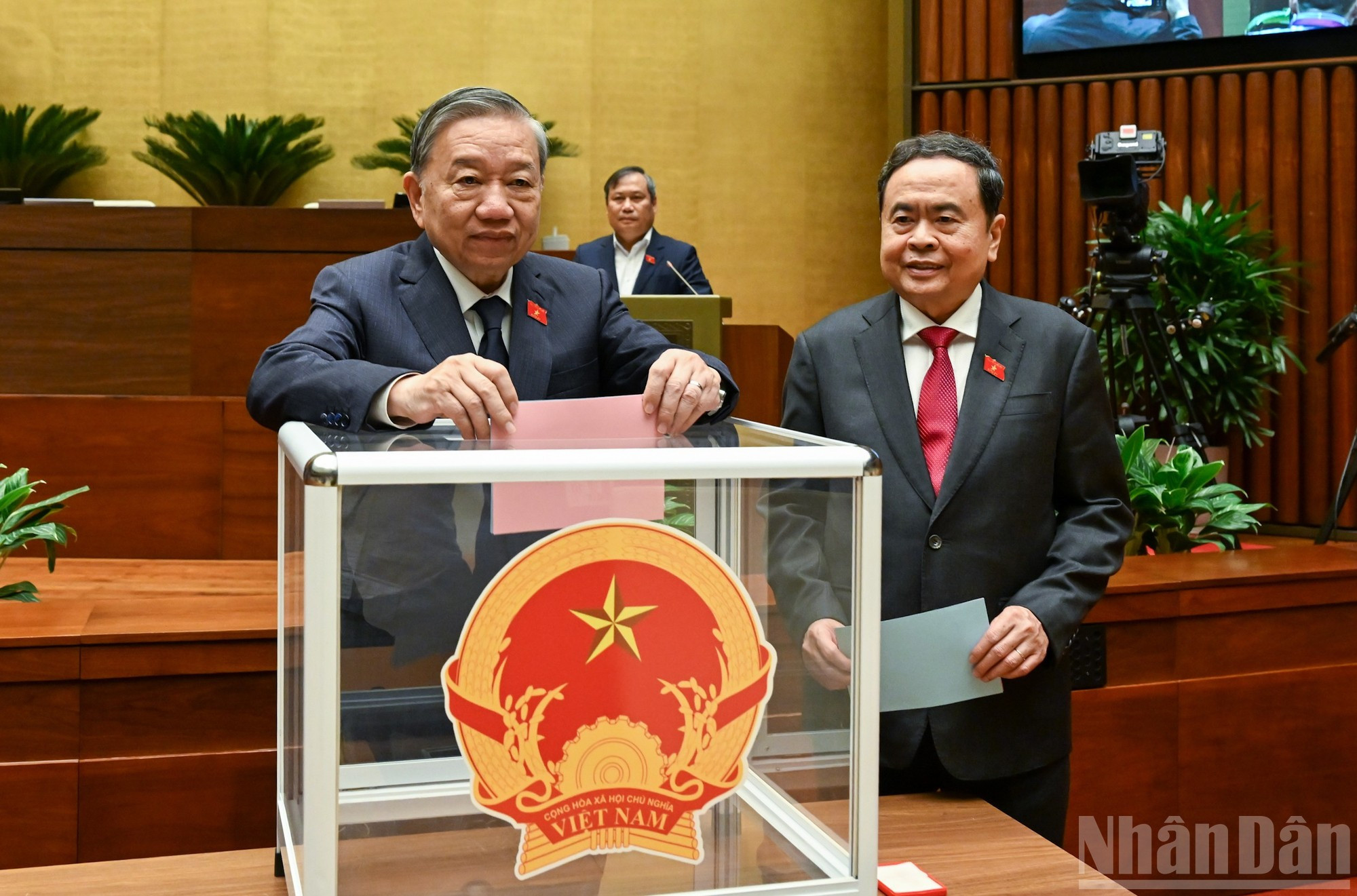 El secretario general del Partido Comunista de Vietnam, To Lam (izquierda), y el presidente de la Asamblea Nacional de Vietnam, Tran Thanh Man, depositan sus papeletas.