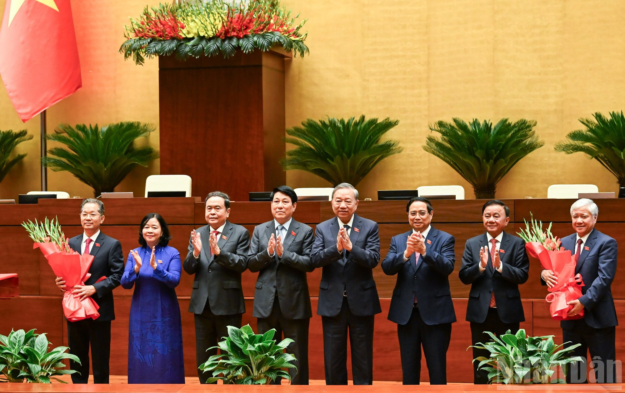 El secretario general del Partido Comunista de Vietnam, To Lam, junto con dirigentes del Partido y del Estado, felicita a Nguyen Van Quang.