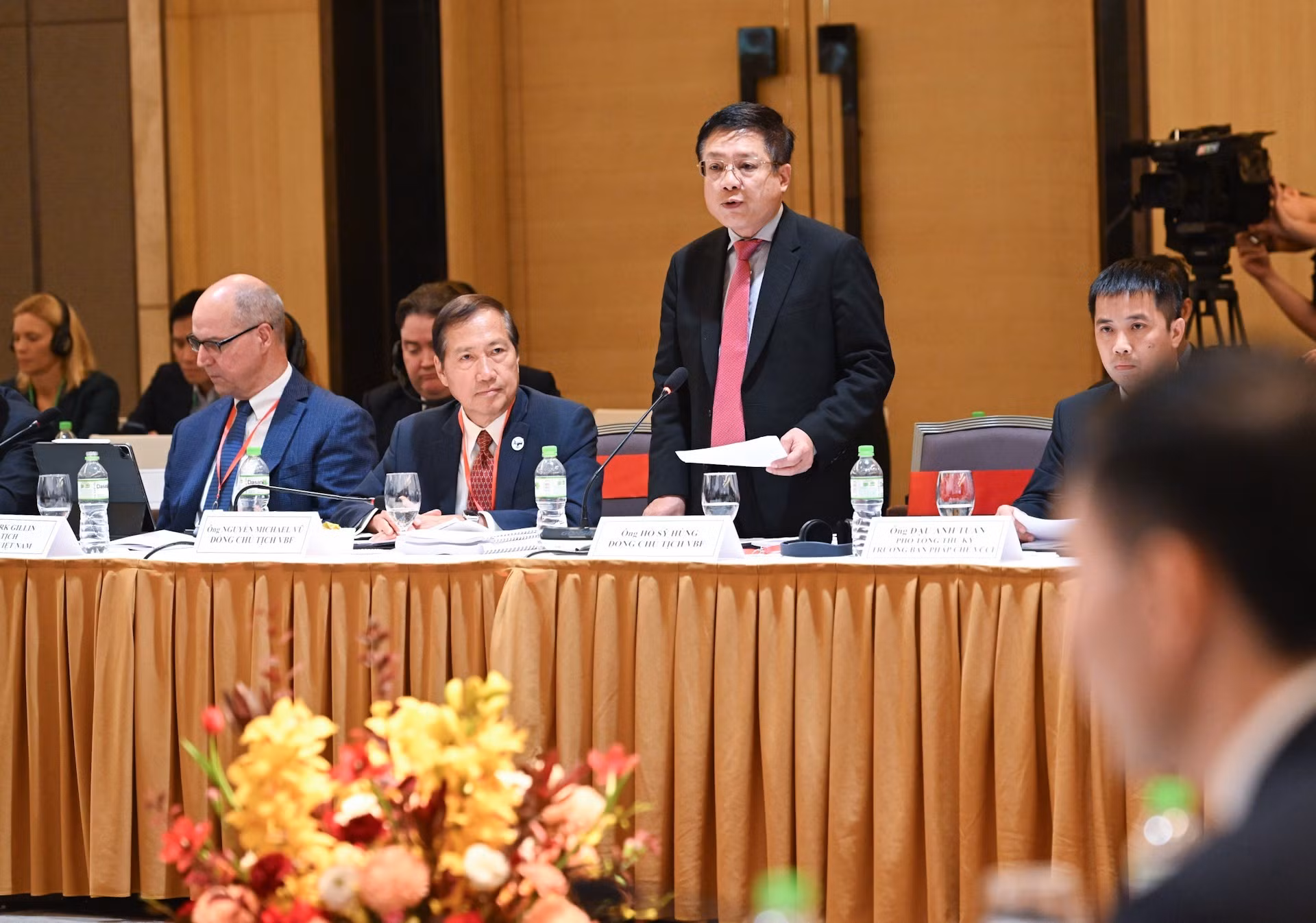 Ho Sy Hung, presidente de la Alianza del Foro Empresarial de Vietnam, da palabras.