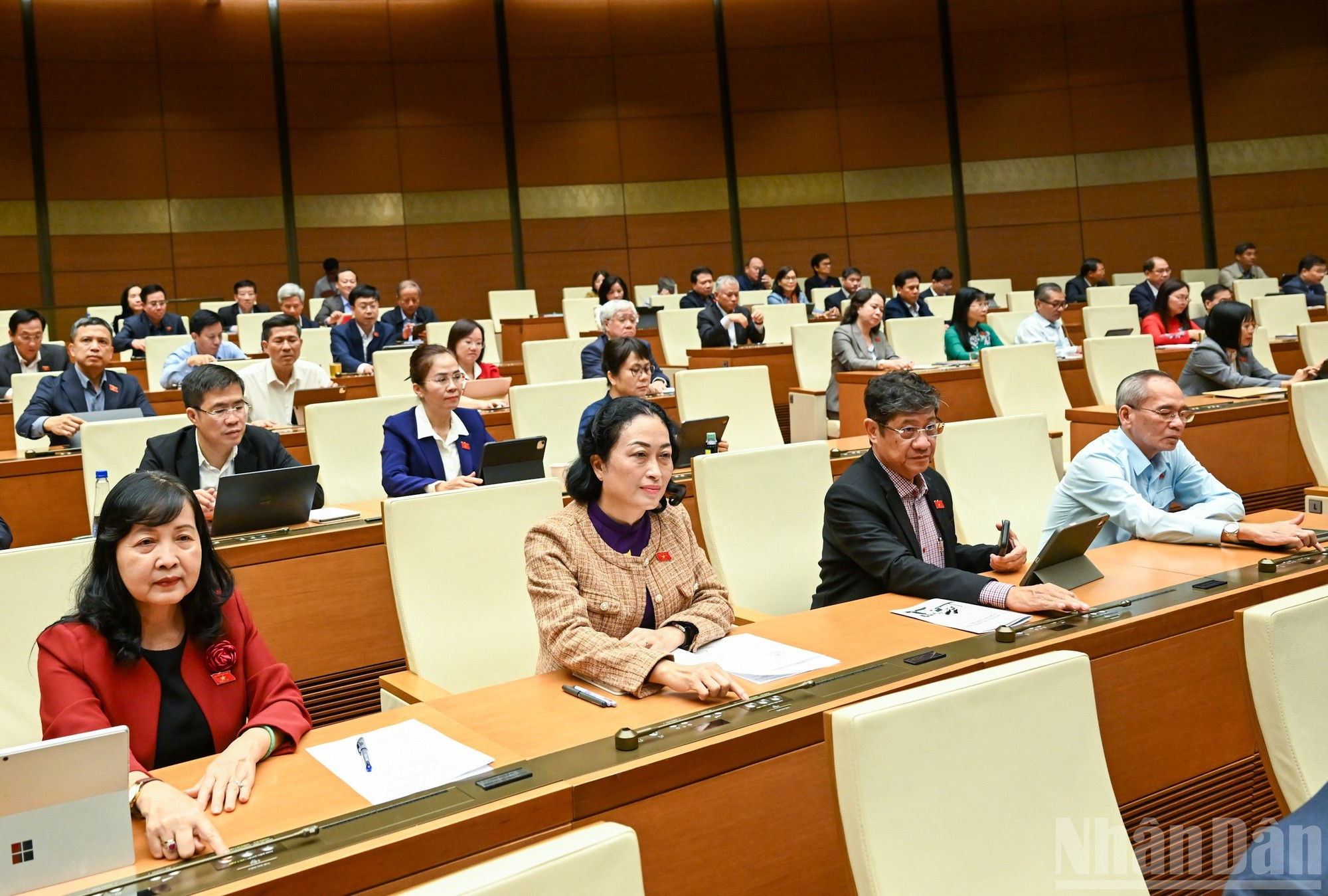 Los diputados votan la Resolución de la Asamblea Nacional sobre la elección de Nguyen Van Quang como presidente del Tribunal Popular Supremo para el mandato 2021-2026.