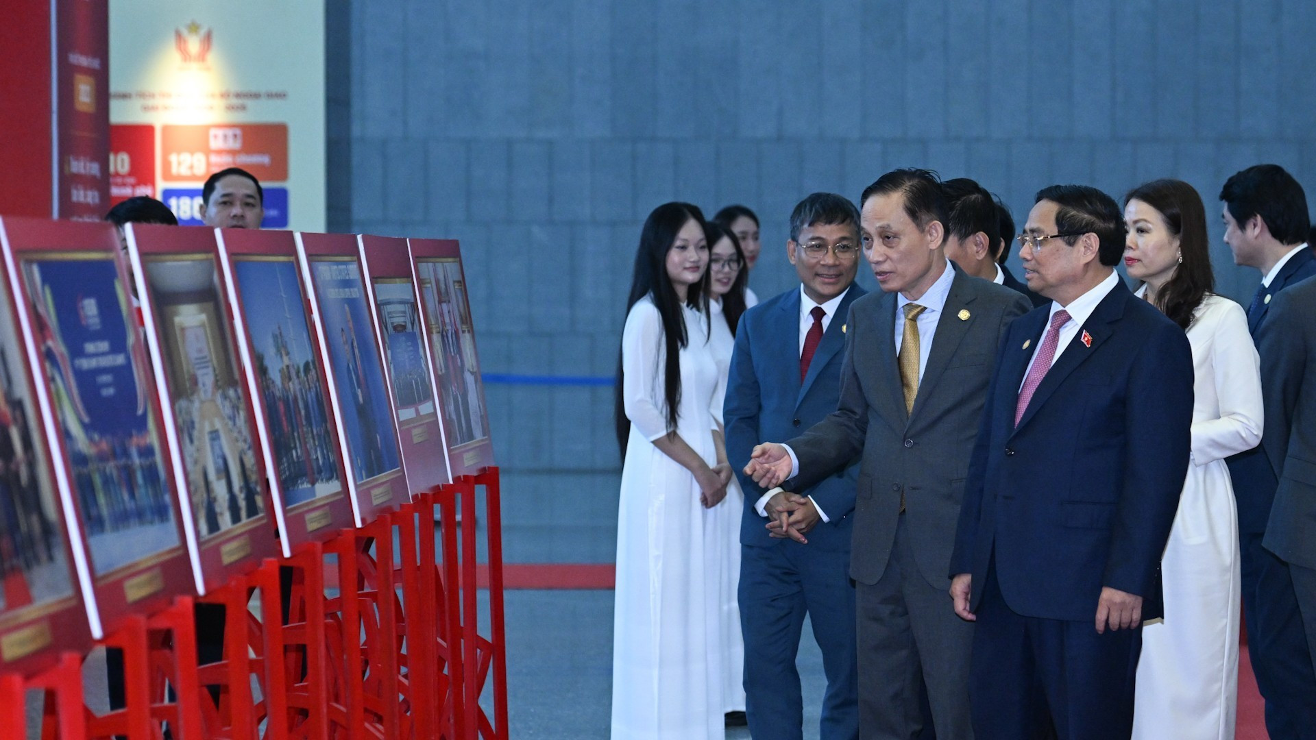 El primer ministro de Vietnam, Pham Minh Chinh, recorre una exposición in situ sobre las actividades diplomáticas del país.