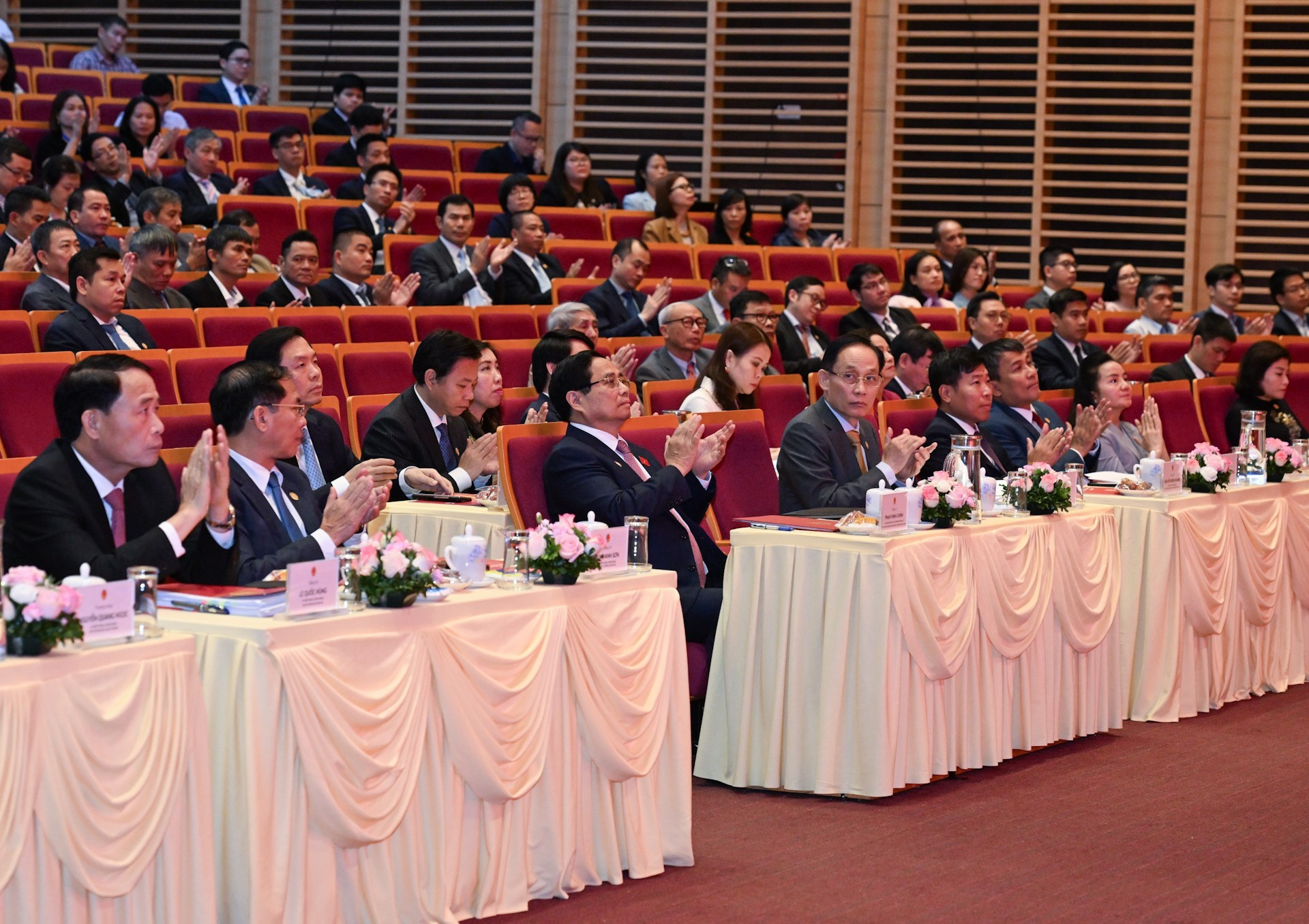 El jefe de Gobierno y delegados al congreso.