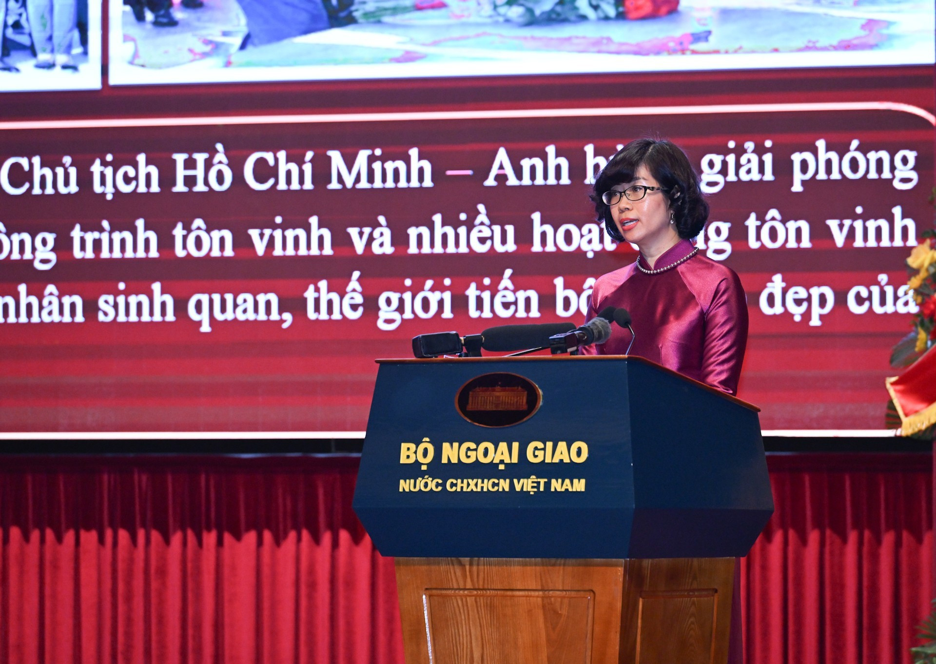 La directora de la Agencia de Asuntos Exteriores y Diplomacia Cultural de la cancillería, Le Thi Hong Van, presenta una ponencia.