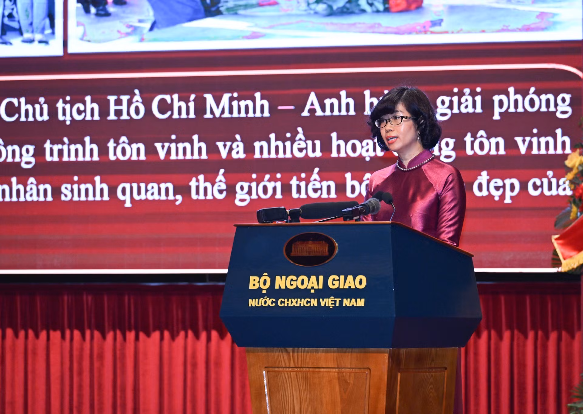La directora de la Agencia de Asuntos Exteriores y Diplomacia Cultural de la cancillería, Le Thi Hong Van, presenta una ponencia.