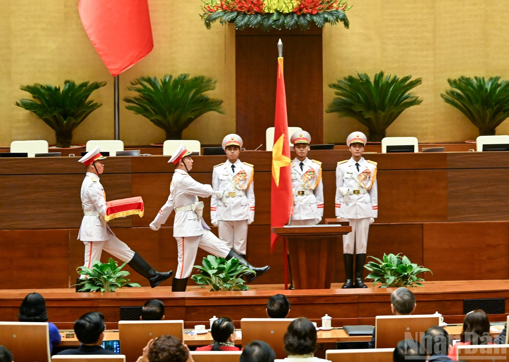 La ceremonia de investidura se lleva a cabo inmediatamente después de anunciada la designación.
