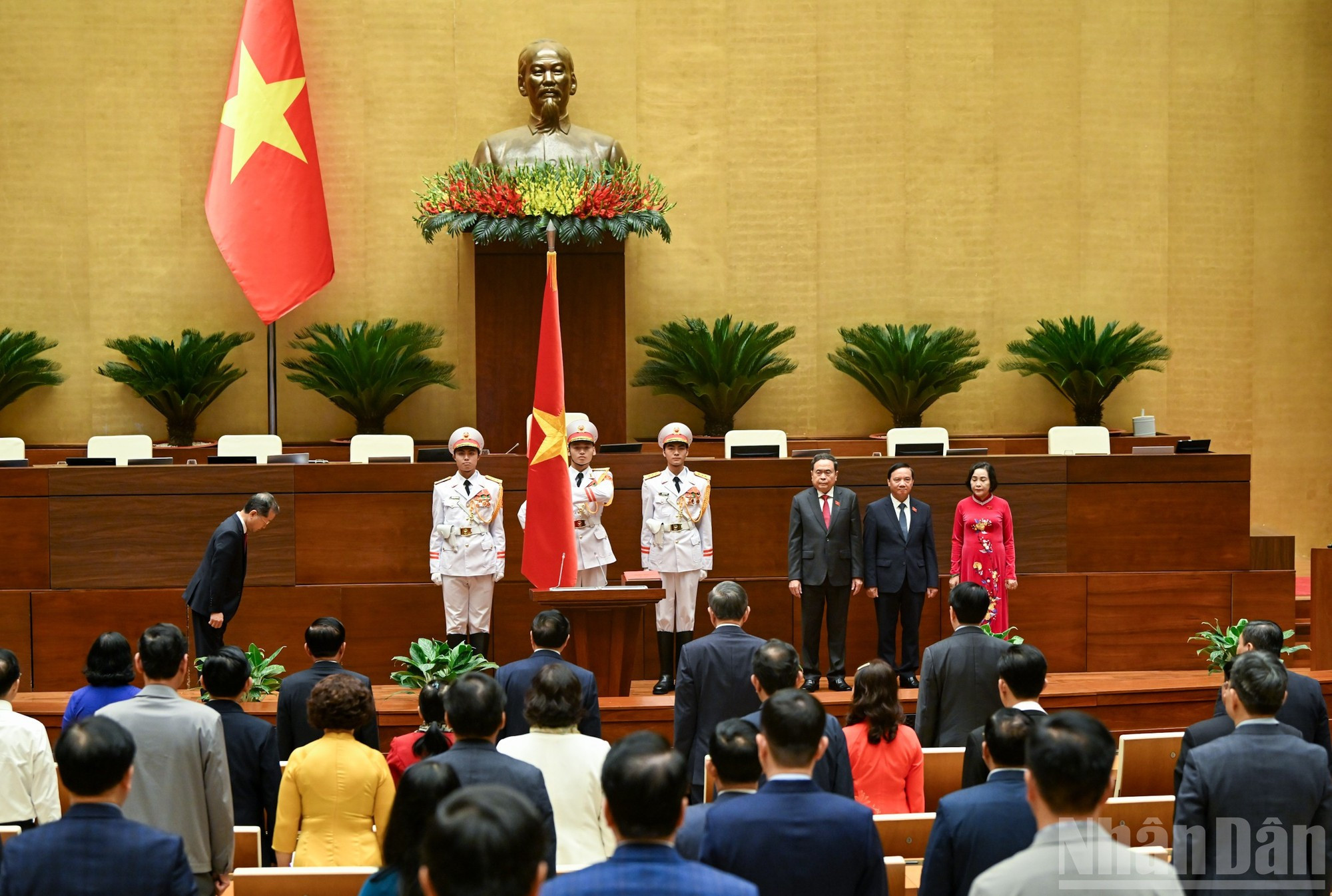 El presidente electo del Tribunal Popular Supremo, Nguyen Van Quang, realiza el protocolo.