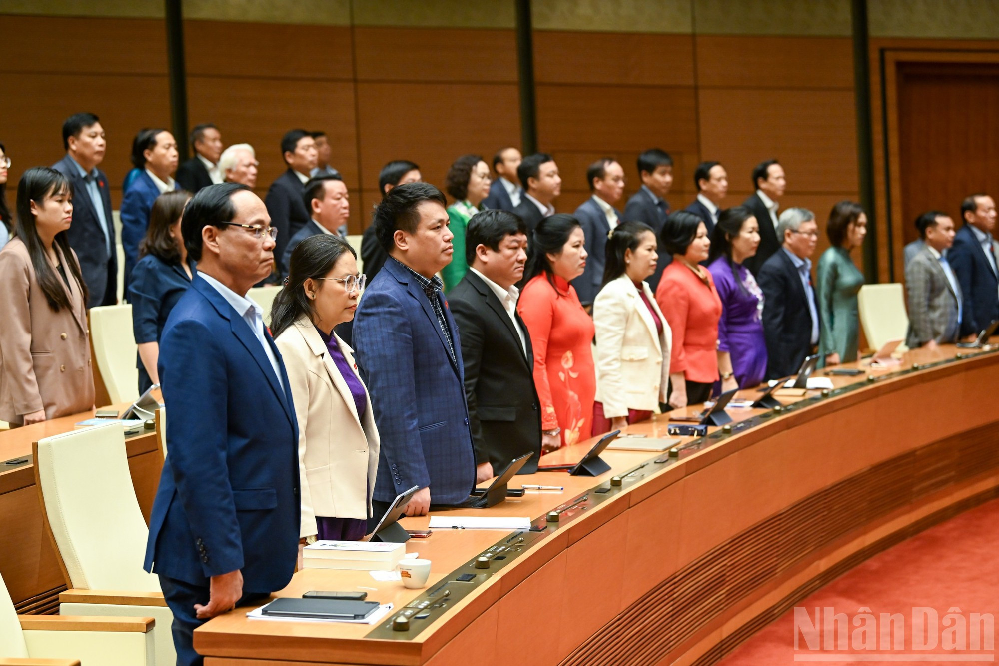 Los diputados presencian el acto.