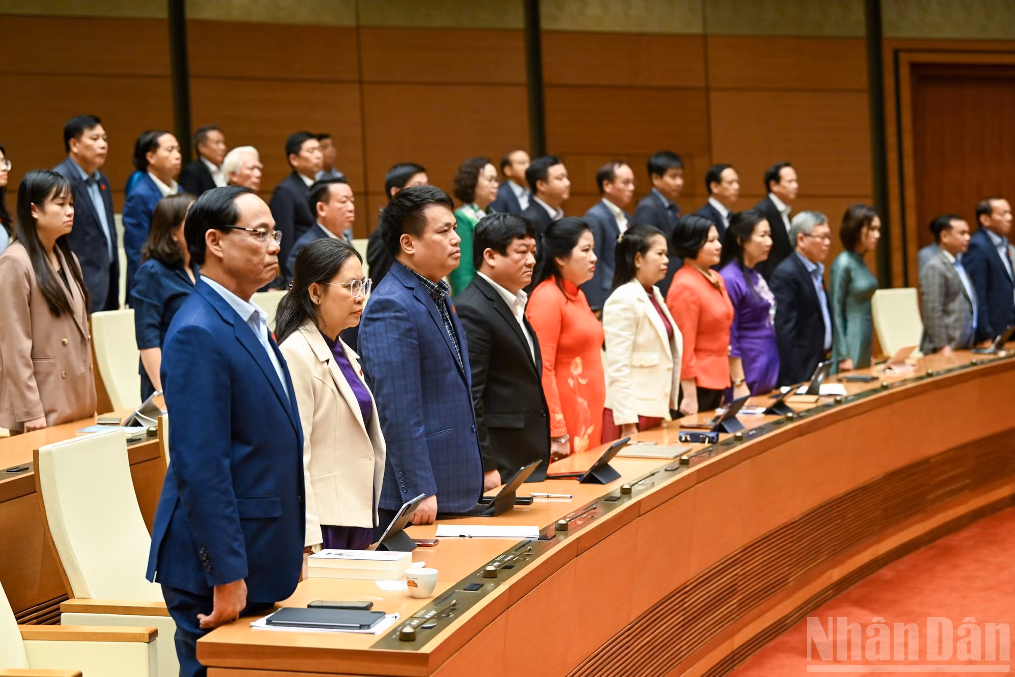 Los diputados presencian el acto.