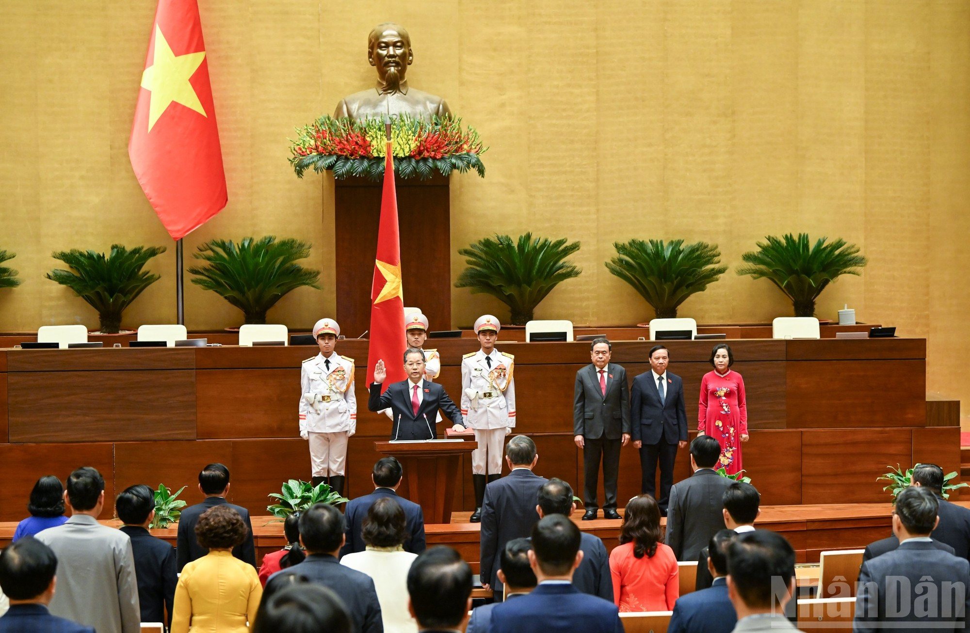 El presidente electo del Tribunal Popular Supremo, Nguyen Van Quang, jura su cargo.
