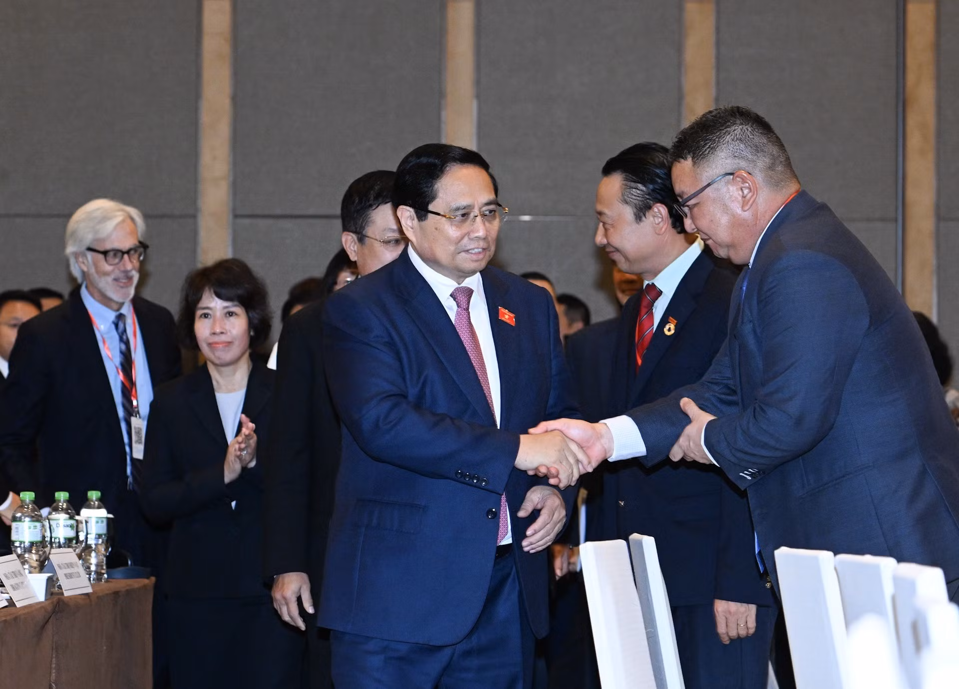 El primer ministro Pham Minh Chinh y delegados al Foro Empresarial de Vietnam 2025.