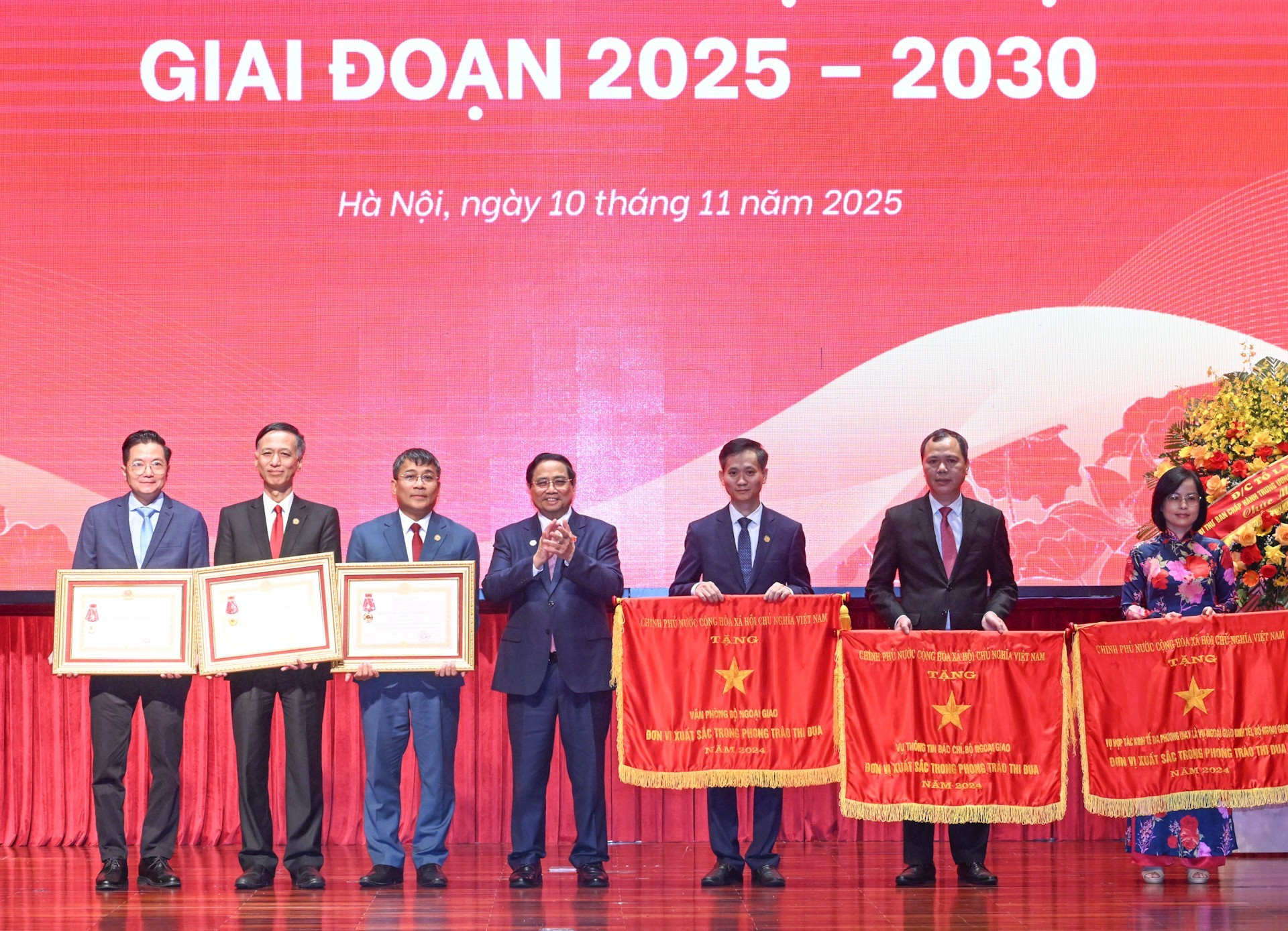 El primer ministro Pham Minh Chinh hace entrega de la Orden del Trabajo y del gallardete de emulación del Gobierno a colectivos y particulares.