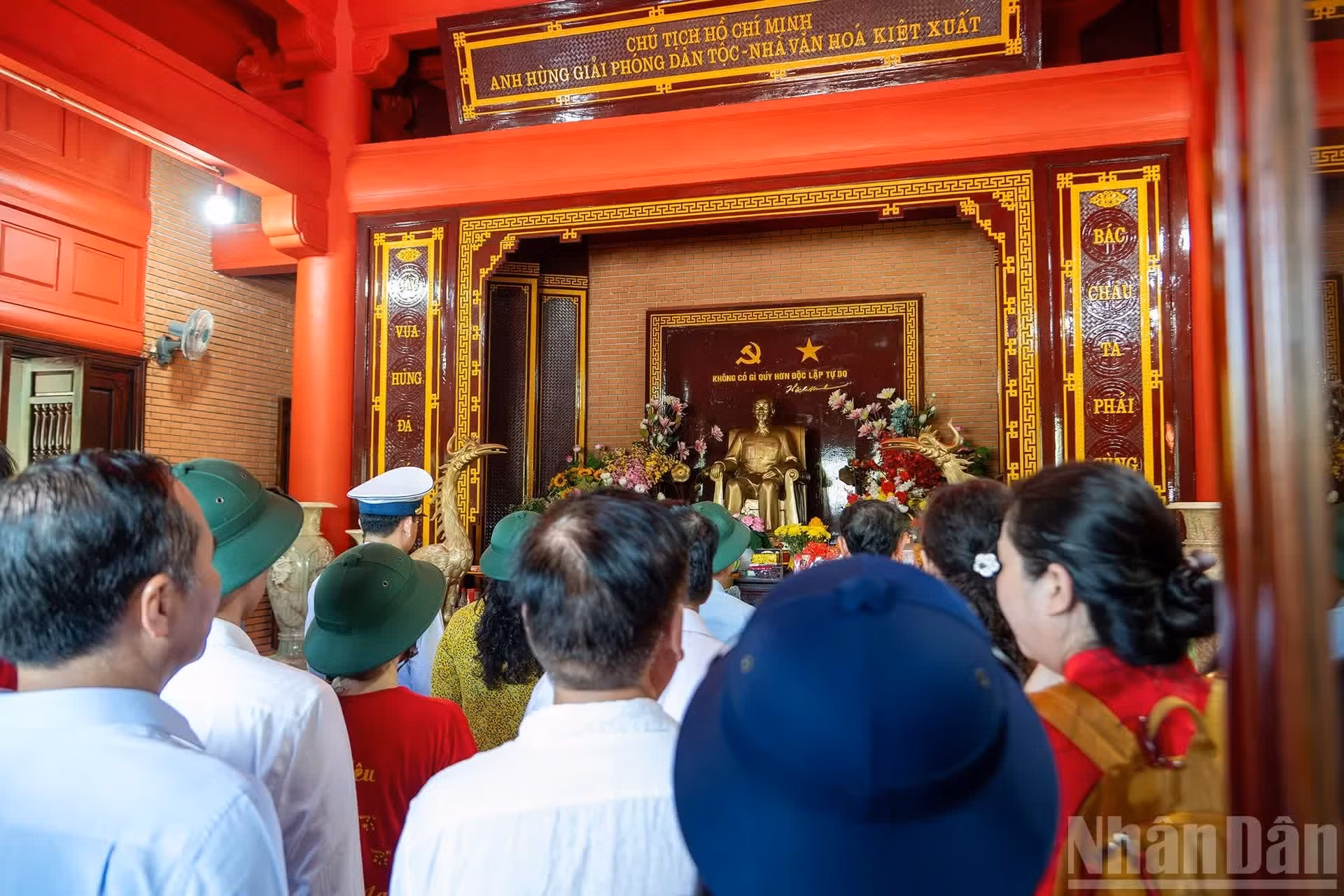 Los delegados colocan inciensos en la Casa conmemorativa dedicada al Presidente Ho Chi Minh en la isla.