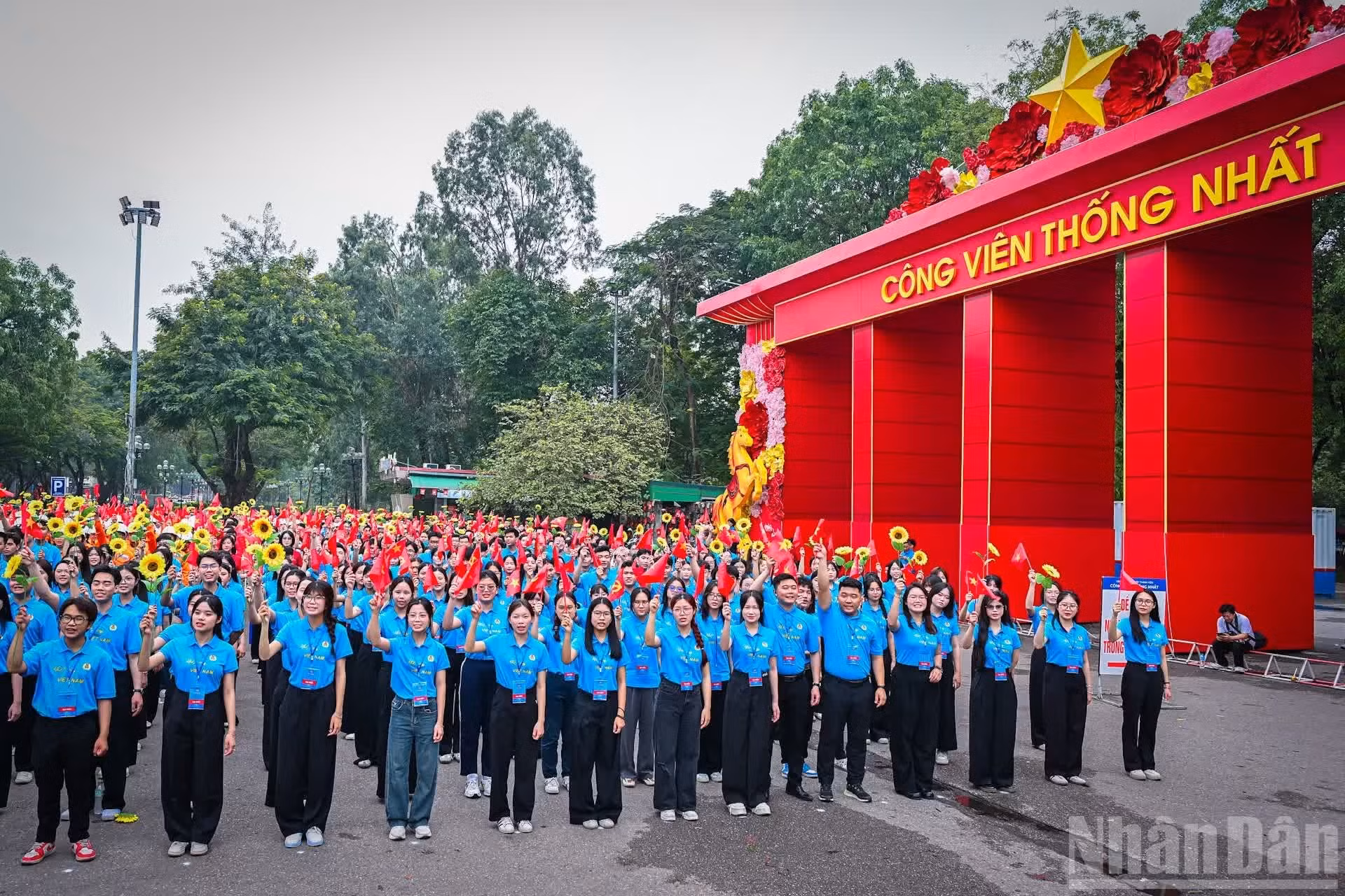 El desfile se realiza por vía de la calle de Tran Binh Trong, con destino hacia el Palacio Cultural de la Amistad.