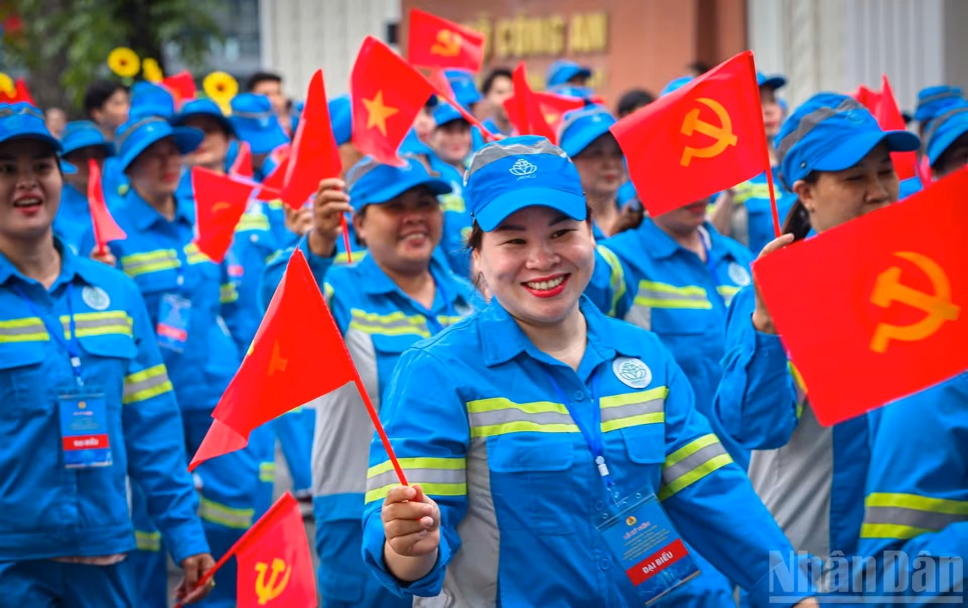 Es la primera vez que Ninh Thi Loan, empleada con 20 años de experiencia en la sucursal de Hoan Kiem de la Empresa de Sanidad Ambiental de Hanói, desfila en ocasión del Día Internacional de los Trabajadores.