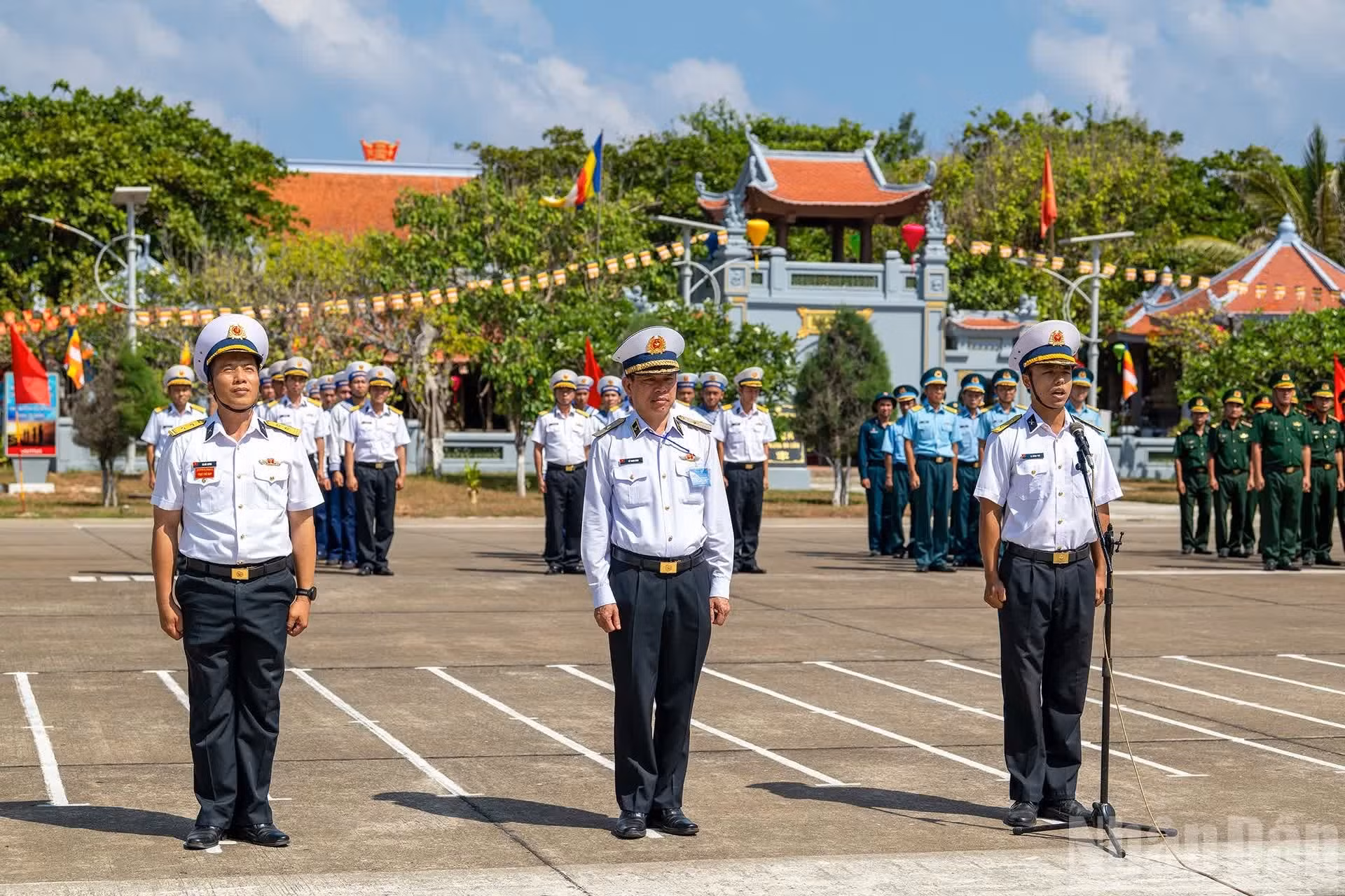El teniente sénior Ta Hong Phu, a nombre de las fuerzas armadas acantonadas en la isla, declama los 10 juramentos de honor del soldado del Ejército Popular de Vietnam.