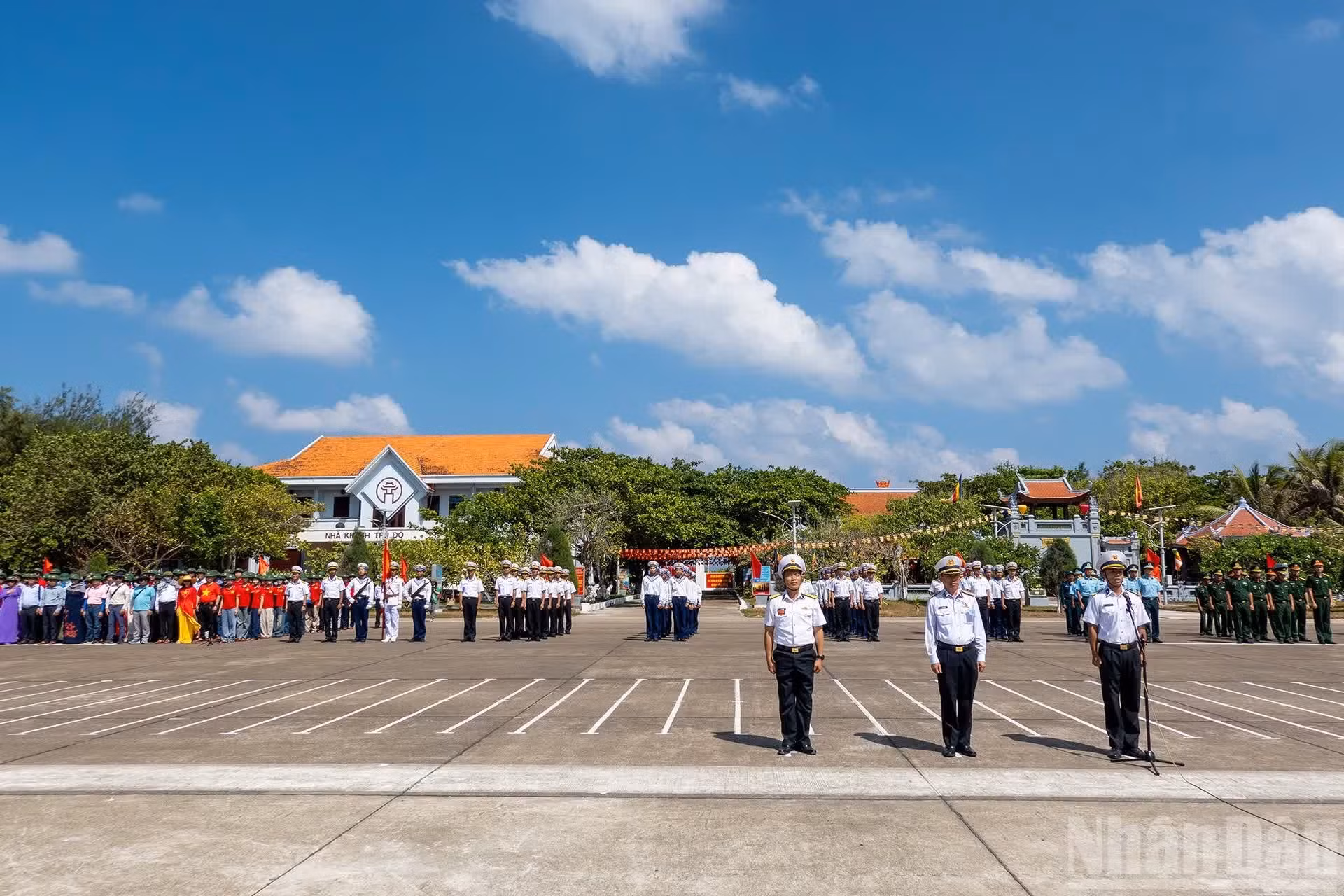 La ceremonia está impregnada de solemnidad y orgullo por la soberanía nacional sobre Truong Sa.