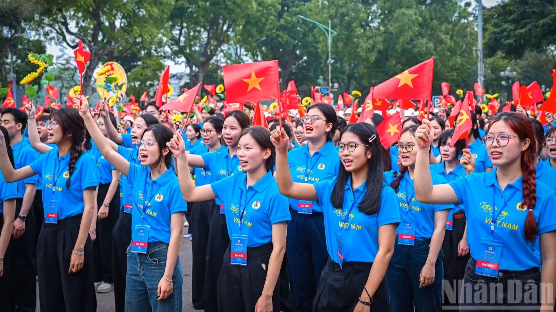 En respuesta al llamado de la Confederación General del Trabajo, más de mil sindicalistas y trabajadores destacados de Vietnam se congregan frente al parque de Thong Nhat, en la calle Tran Nhan Tong, barrio de Cua Nam, Hanói, para marchar en saludo al 140º aniversario del Día Internacional de los Trabajadores (1 de mayo de 1886).