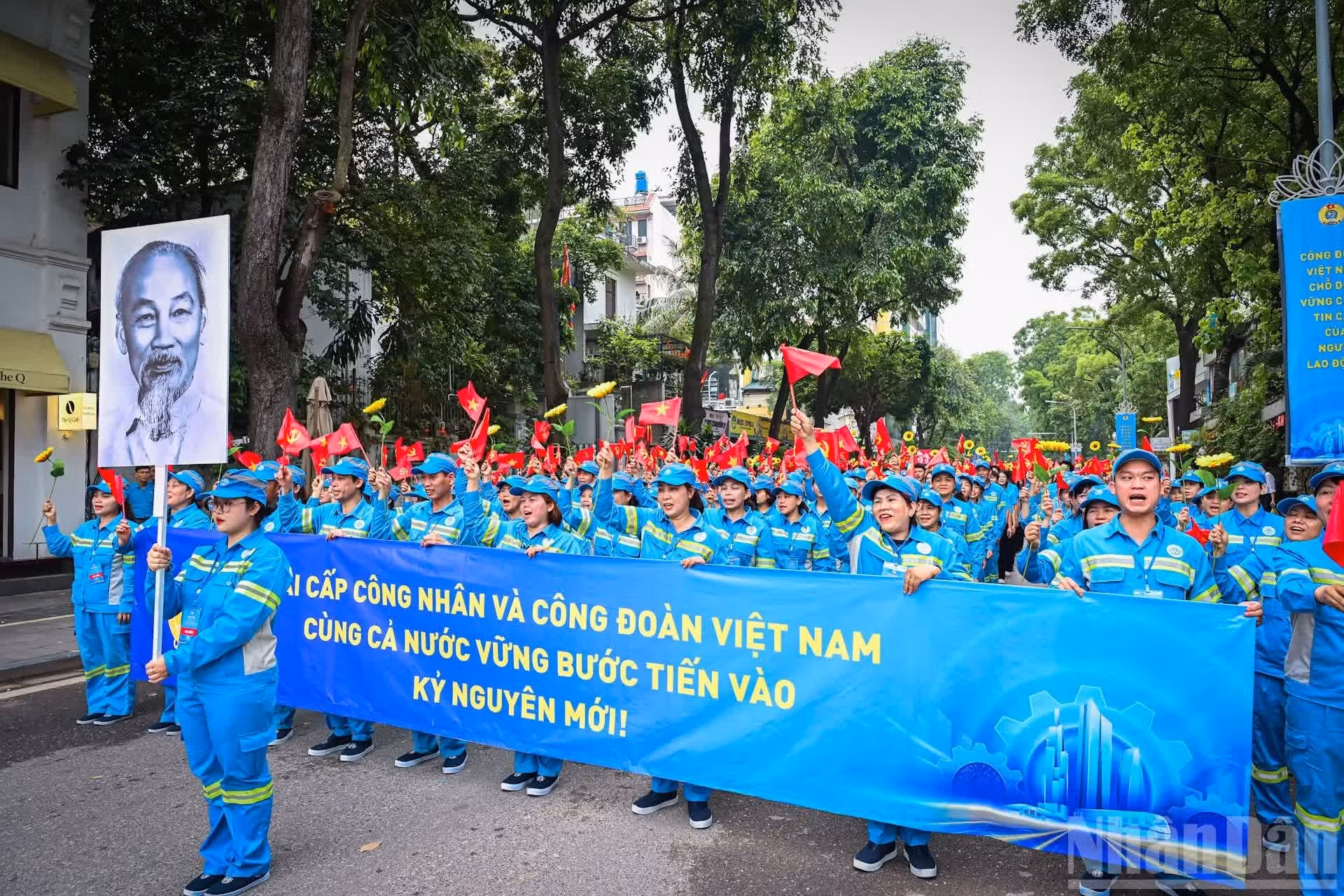 Bajo el liderazgo del Partido Comunista, los trabajadores vietnamitas se han hecho presentes en todas las ramas de la economía, siendo la fuerza núcleo y pionera en la causa de industrialización y modernización nacional e integración internacional.
