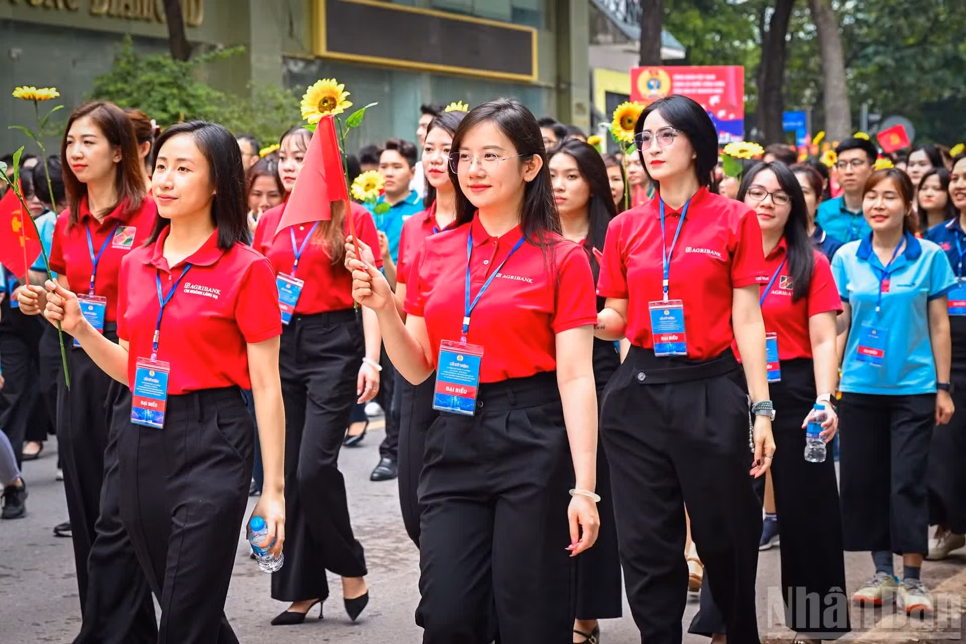 El Sindicato de Vietnam se ha reafirmado como una gran organización sociopolítica de la clase obrera y como un apoyo fiable para los trabajadores. Funciona con una eficacia y repercusión social cada vez mayores, y atiende mejor cada día los derechos e intereses legítimos de los trabajadores.