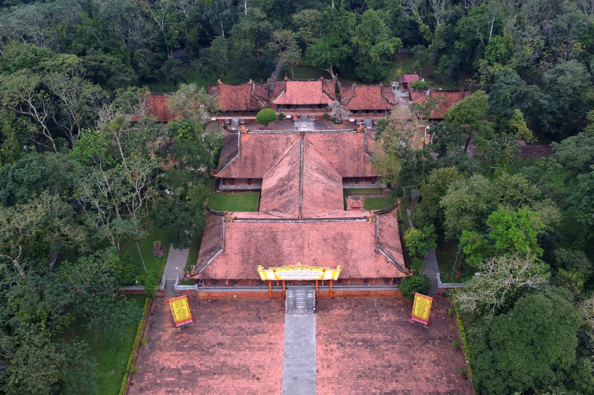 La zona de reliquias está planificada según los antiguos principios de la filosofía feng shui: al norte, se apoya en el monte Dau, mira hacia el monte Chua y, más allá, al río Chu. A sus lados, queda bajo el amparo del bosque de Phu Lam y de las montañas de Huong y Ham Rong.
