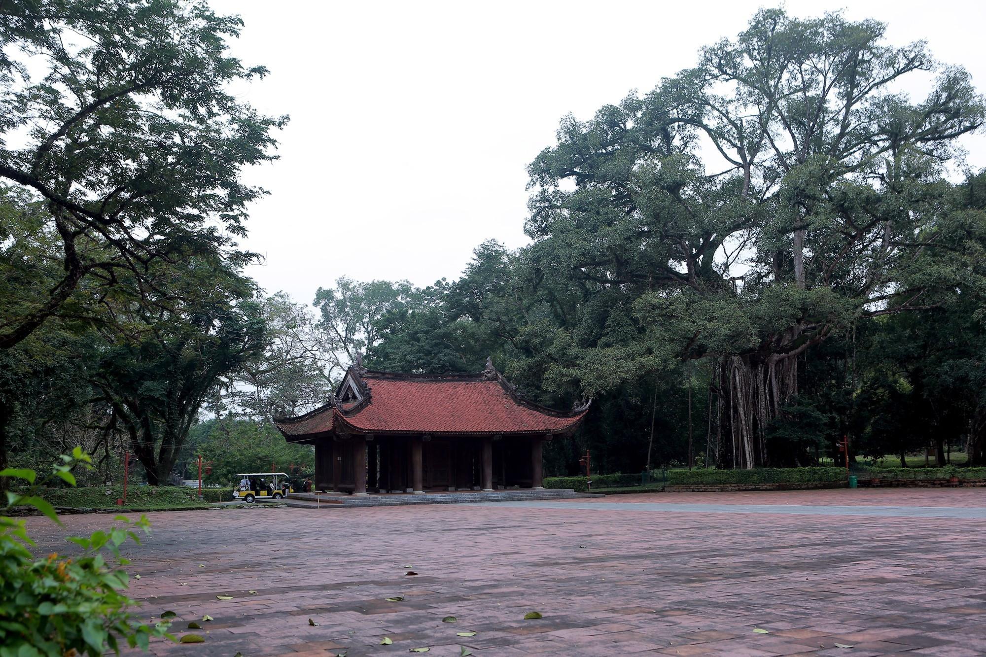 La siguiente parada es la puerta de Ngo Mon, compuesta de tres compartimentos.