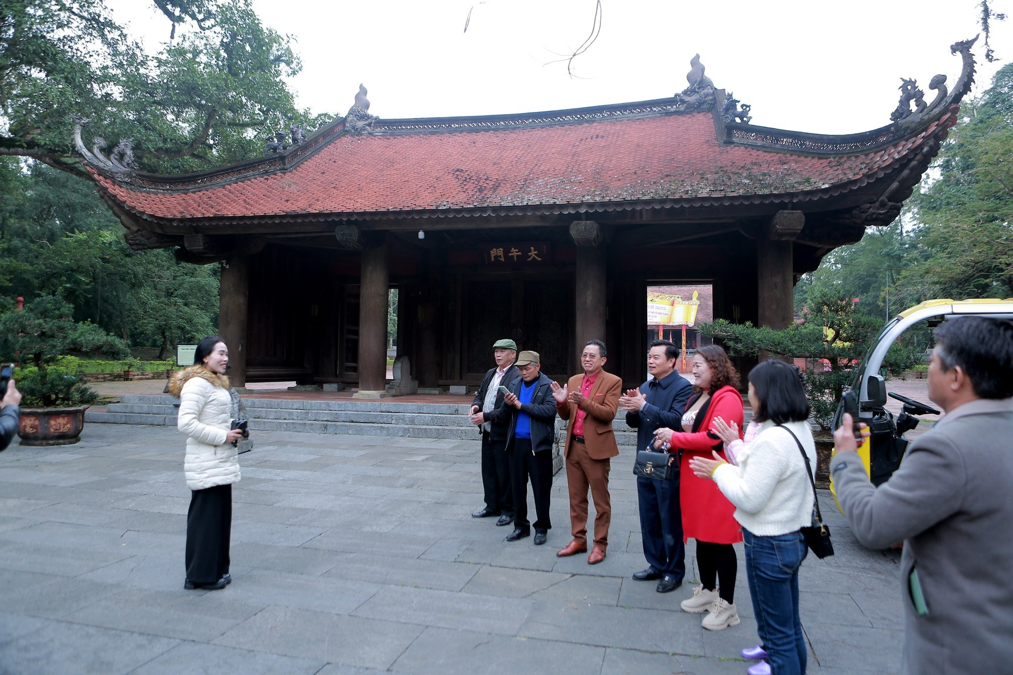 Un grupo de viajeros de la norteña provincia de Hung Yen visita el sitio a inicios de 2026.