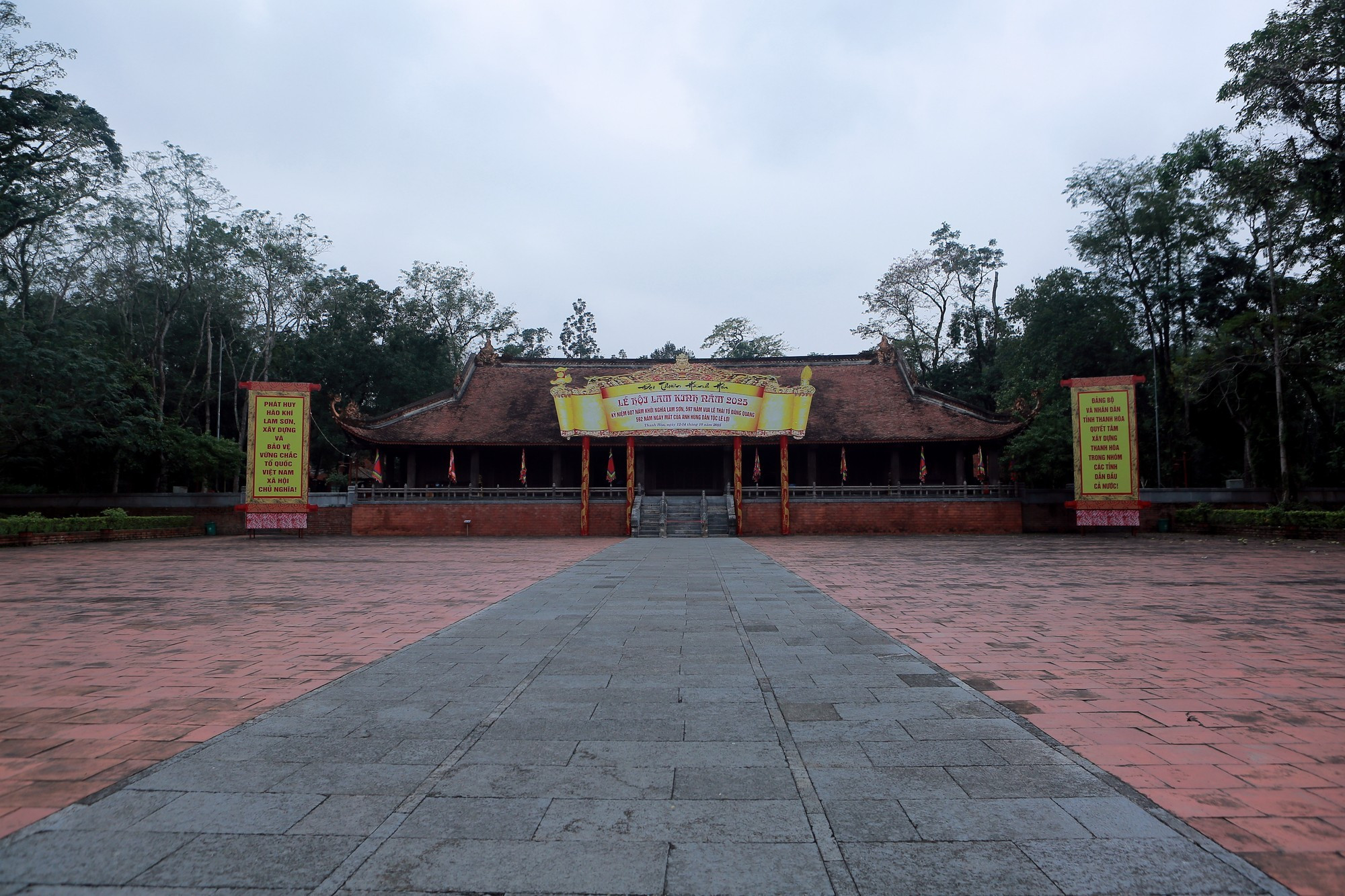 El patio principal se llama “patio del dragón”, alusivo al espacio donde un rey recibía audiencias, y abarca más de tres mil 500 metros cuadrados. Conecta la puerta de Ngo Mon, el área central y los pabellones de ambos lados.