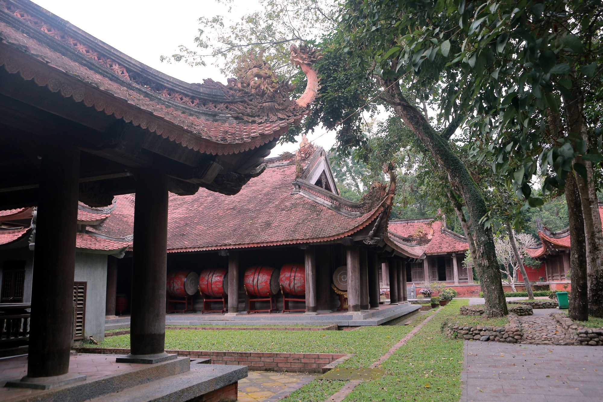 En el área central de Lam Kinh se encuentran los pabellones Quang Duc, Sung Hieu y Dien Khanh.