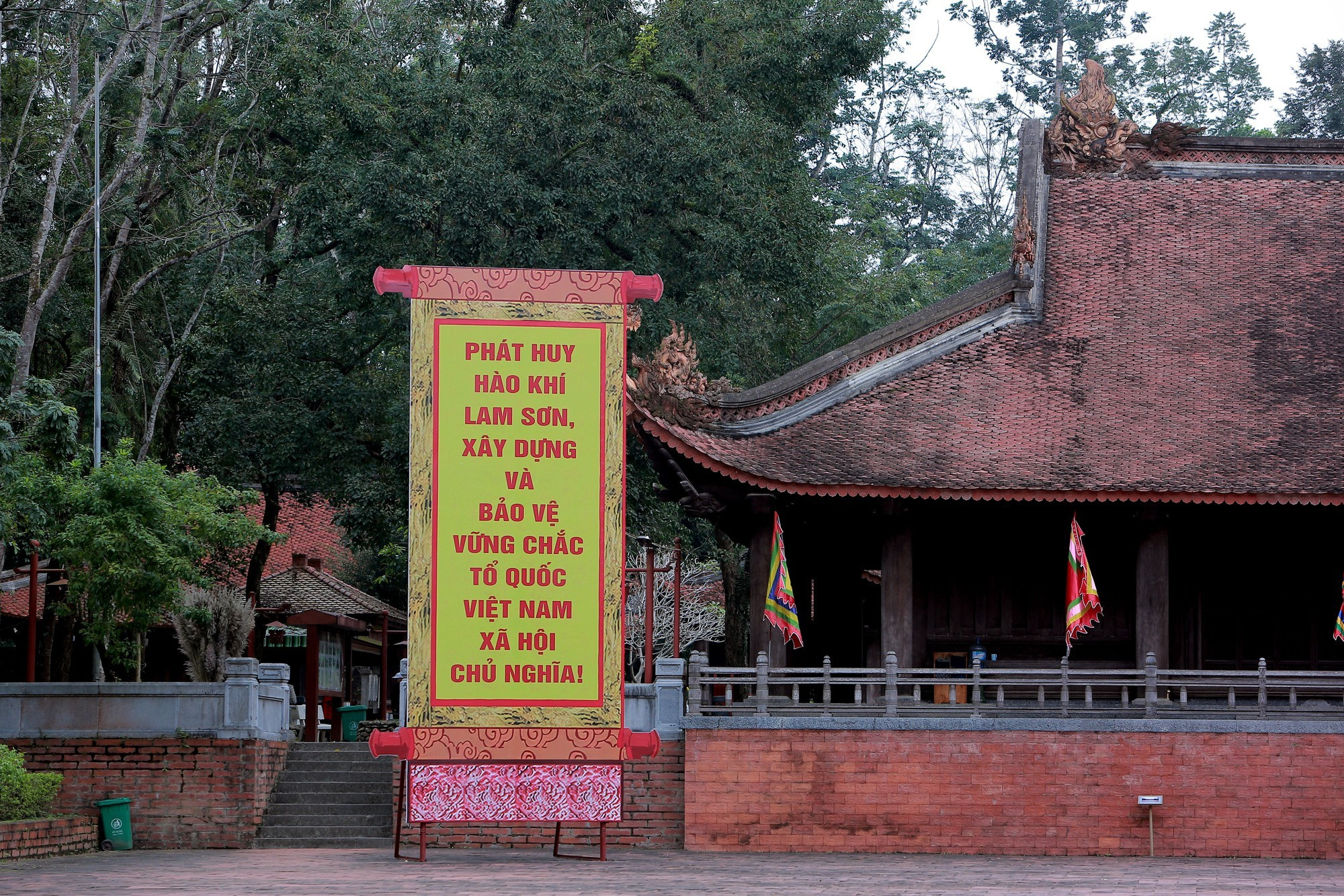 En un rincón hay una pancarta que dice “Promover el temple de Lam Son, construir y defender con firmeza la Patria socialista de Vietnam”.