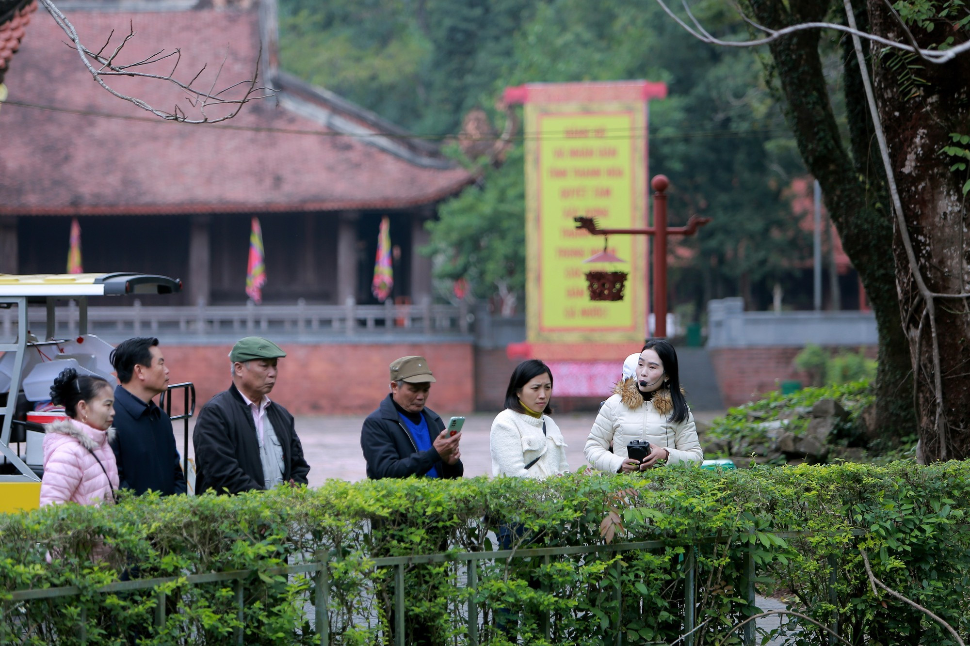 De acuerdo con Bui Anh Tuyet, directora adjunta de la Zona de Reliquias Nacionales Especiales de Lam Kinh, este enclave recibe cada año a unos 300 mil visitantes y los días festivos la afluencia puede llegar hasta a decenas de miles de personas.