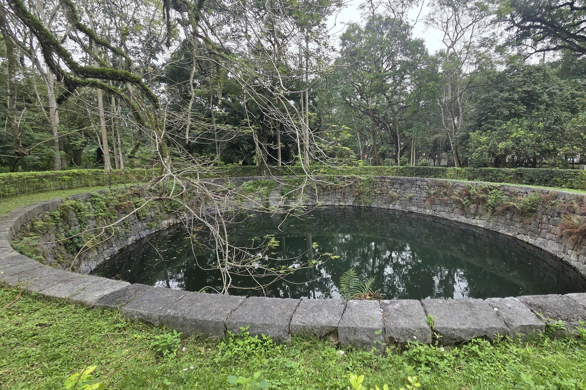 El pozo en el recinto de la ciudadela es considerado uno de los mayores del país. Forma parte del río Ngoc (Jade), muy apreciado por antiguos registros geográficos, que serpenteaba por el eje principal del recinto.