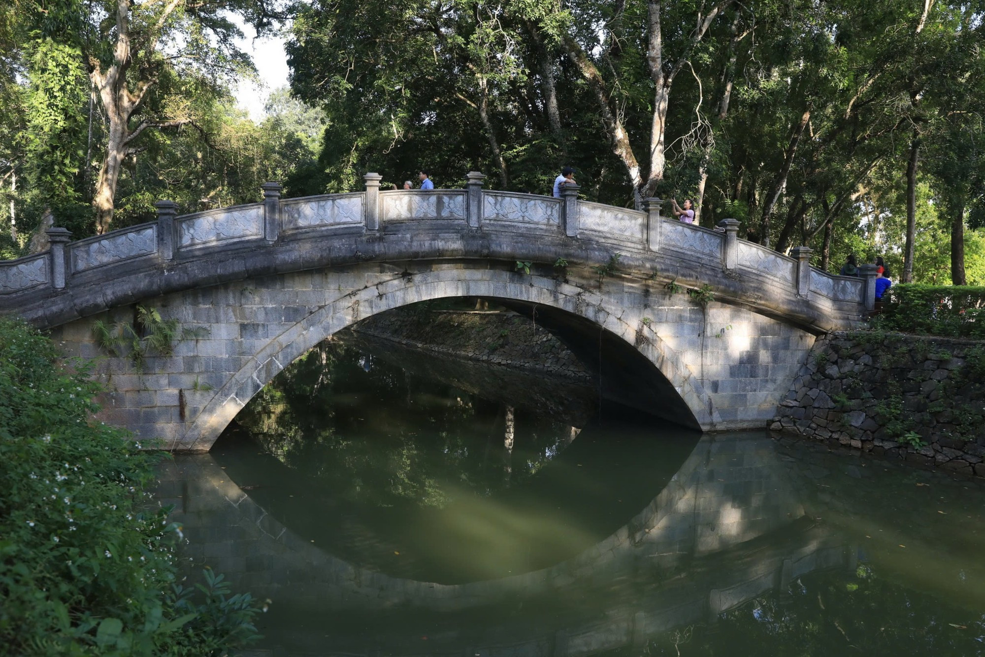 Para cruzar el río Ngoc, el visitante debe pasar un puente de piedras llamado Tien Loan Kieu. A unos 50 metros, en la orilla opuesta, hay un pozo que antiguamente abastecía de agua al palacio de Lam Kinh.