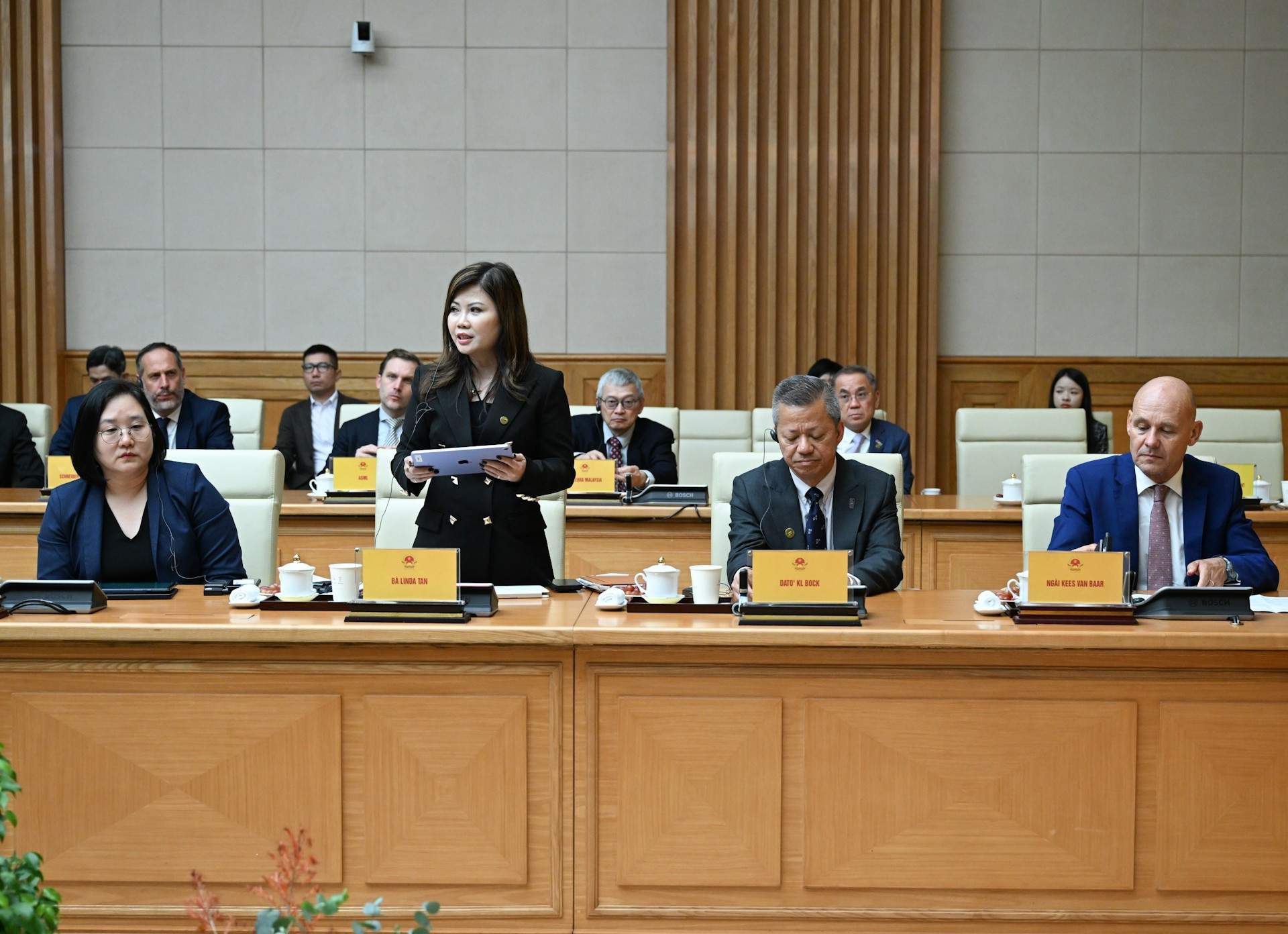 La vicepresidenta de SEMI para el Sudeste Asiático, Linda Tan, tiene la palabra.