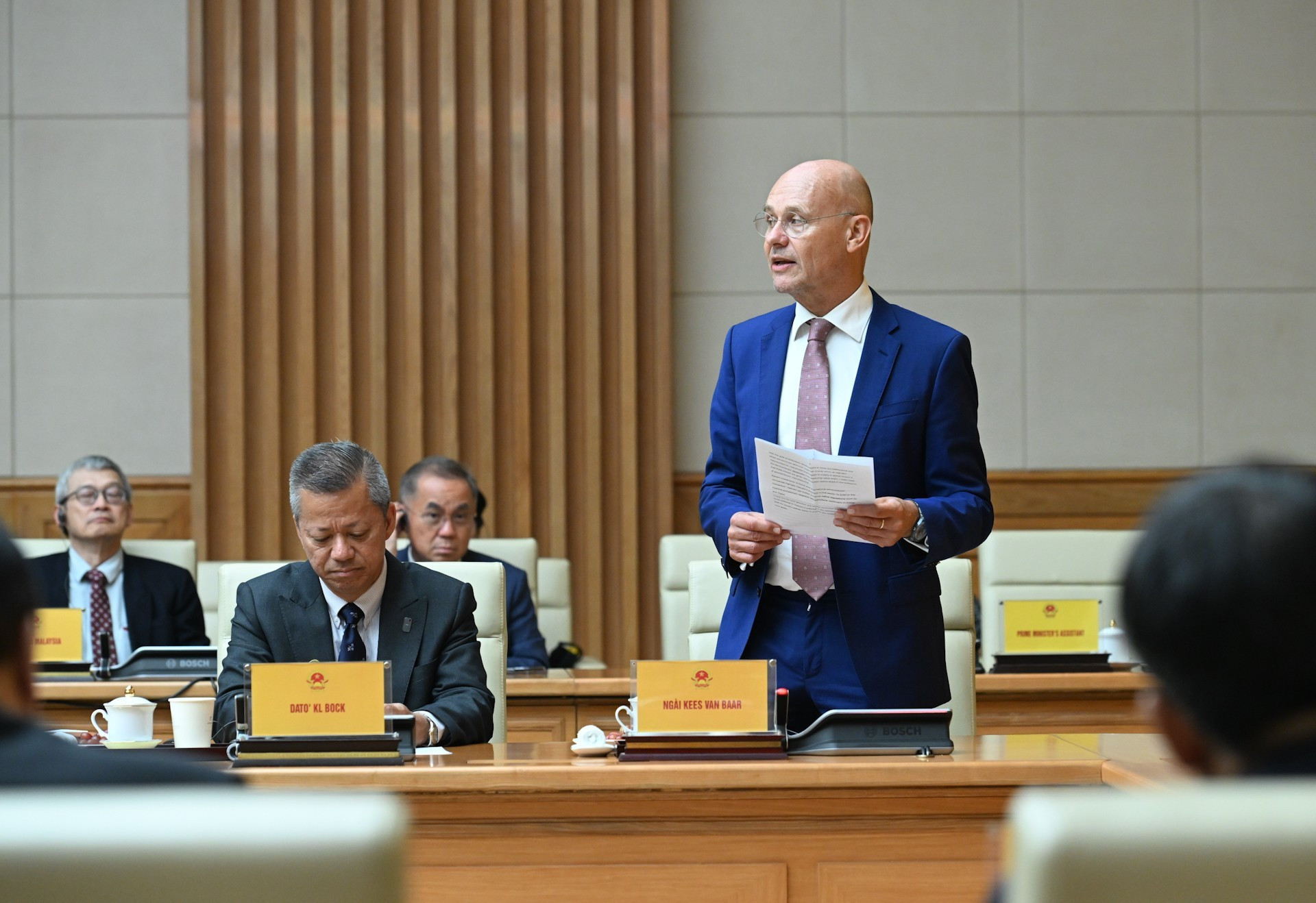 También asiste a la cita el embajador de los Países Bajos en Vietnam, Kees Van Bar.