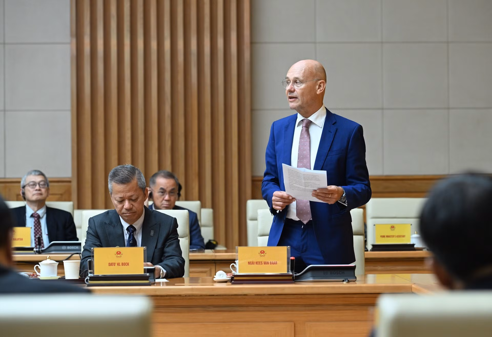 También asiste a la cita el embajador de los Países Bajos en Vietnam, Kees Van Bar.