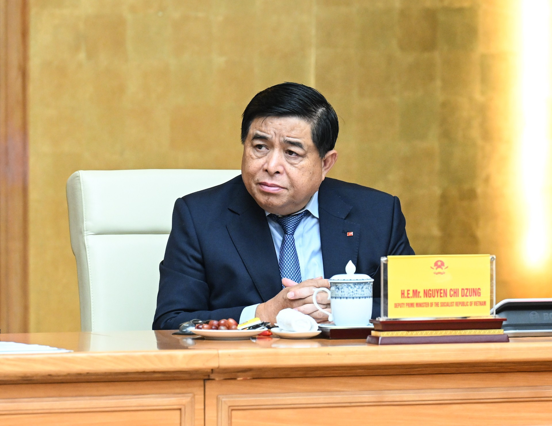 El viceprimer ministro vietnamita Nguyen Chi Dung habla en el encuentro.