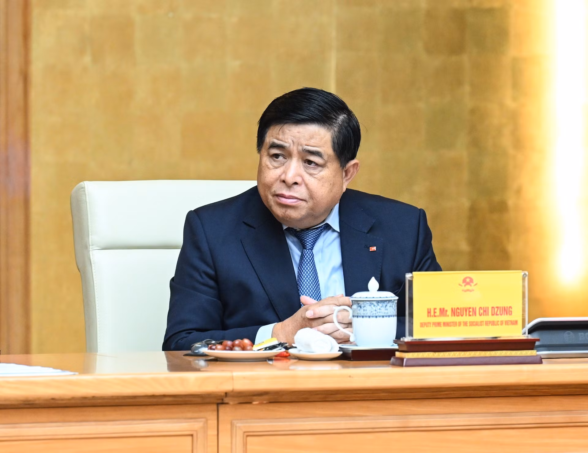 El viceprimer ministro vietnamita Nguyen Chi Dung habla en el encuentro.