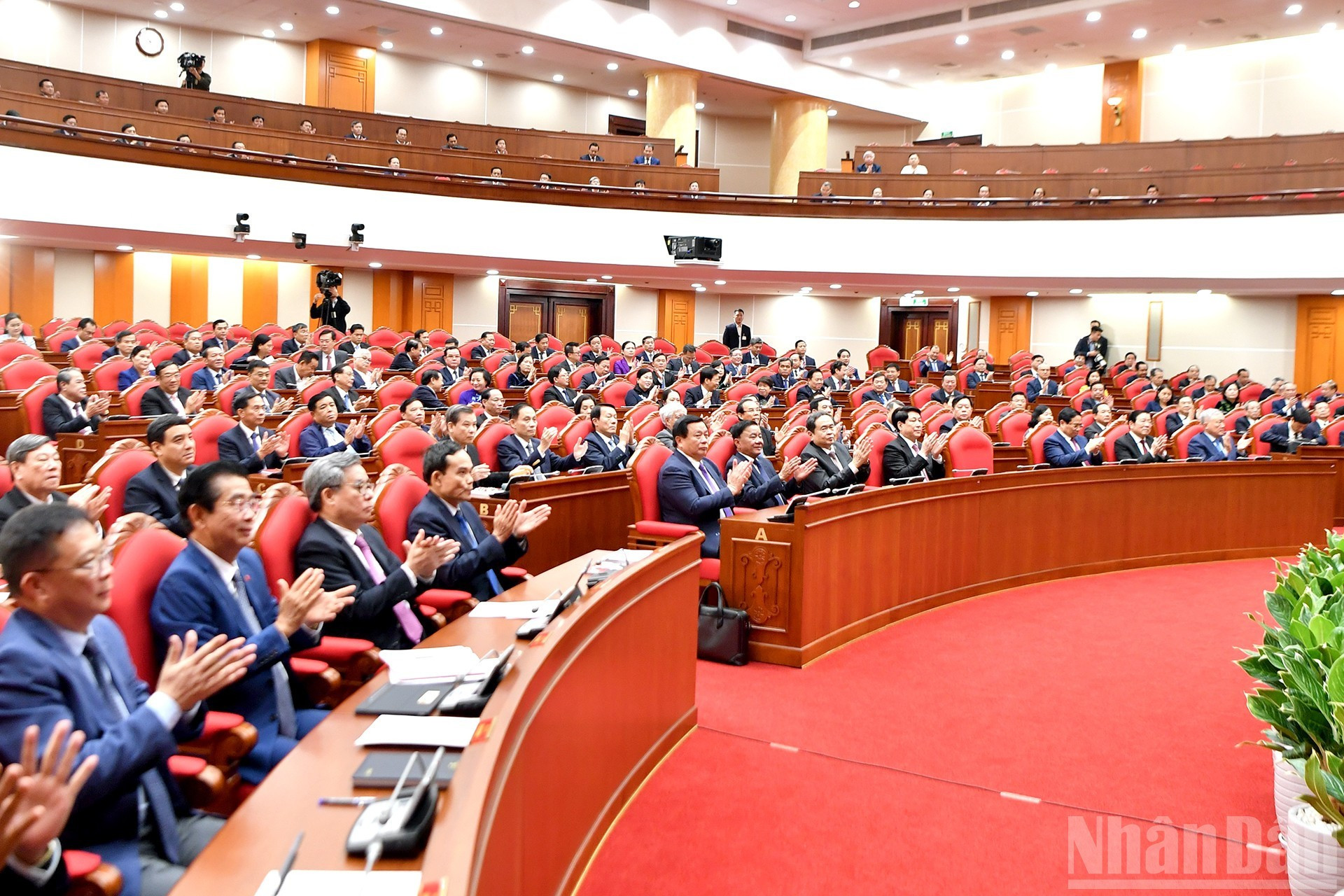 Dirigentes del Partido y del Estado, junto con delegados a la cita.