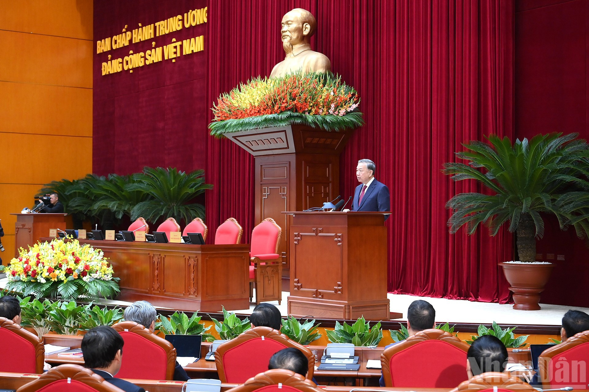 El secretario general del Partido, To Lam, pronuncia el discurso de clausura del pleno.
