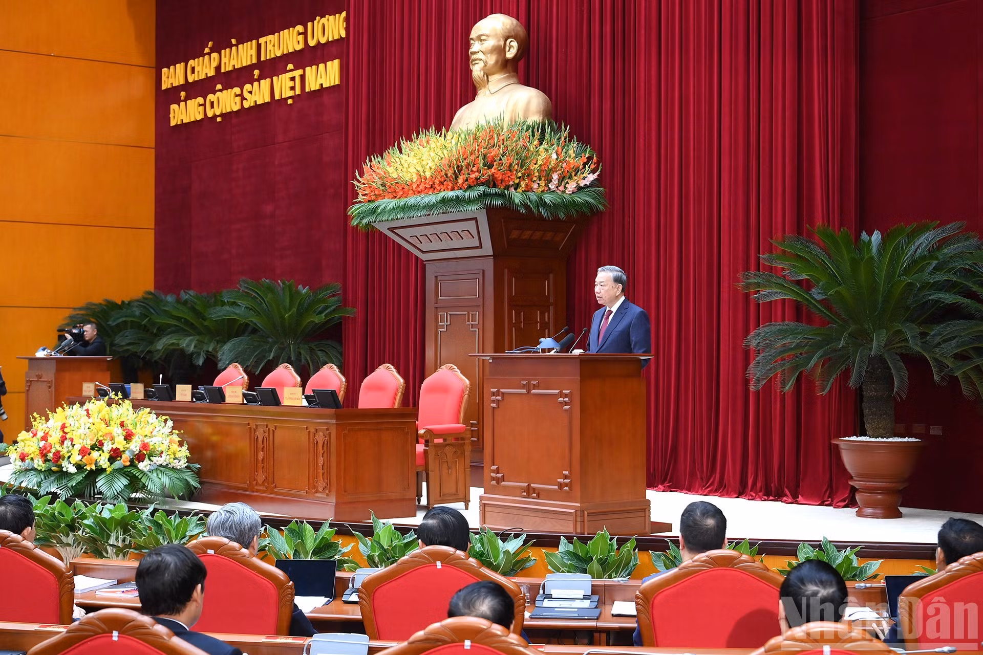 El secretario general del Partido, To Lam, pronuncia el discurso de clausura del pleno.