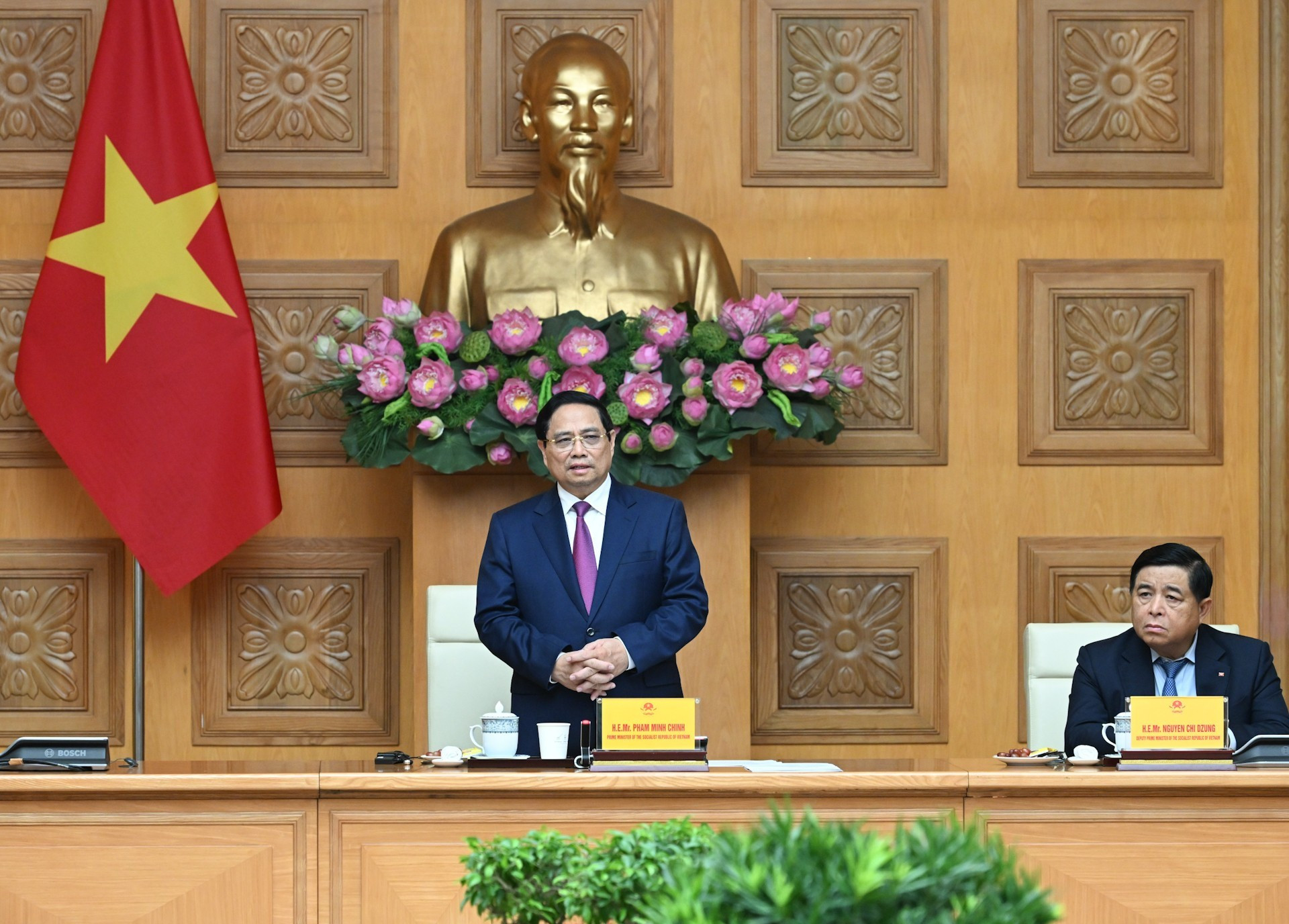 El primer ministro de Vietnam, Pham Minh Chinh, interviene en la reunión.