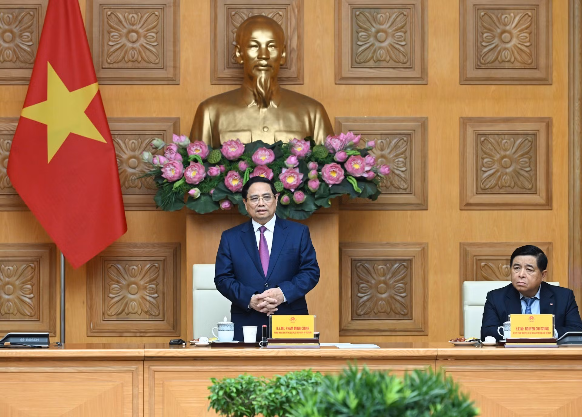 El primer ministro de Vietnam, Pham Minh Chinh, interviene en la reunión.