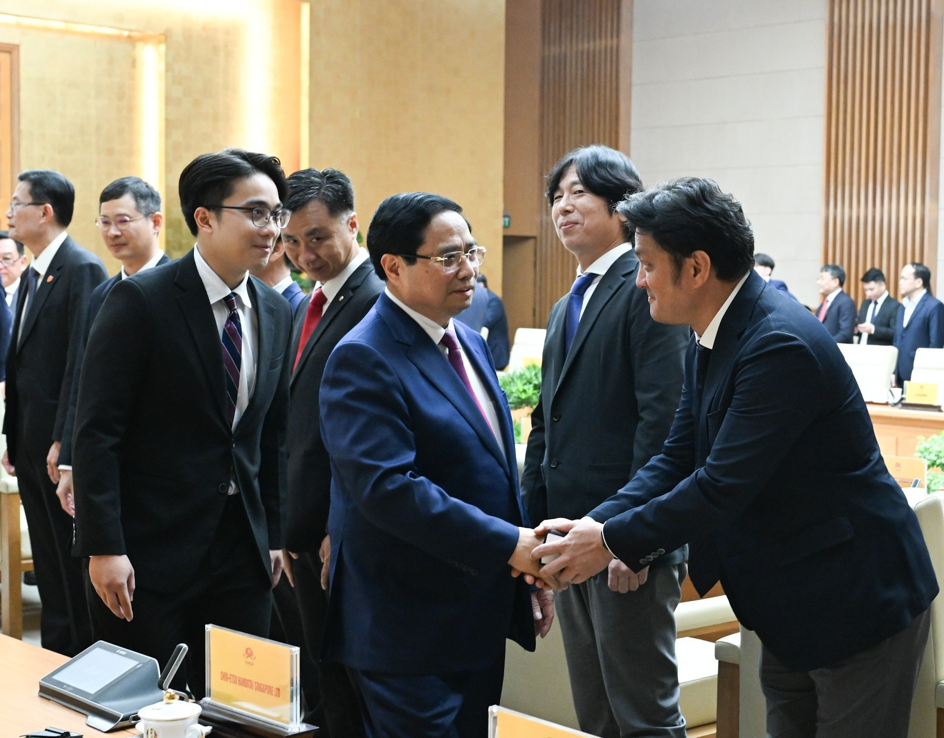El primer ministro de Vietnam, Pham Minh Chinh, recibe a miembros de la delegación de SEMI.