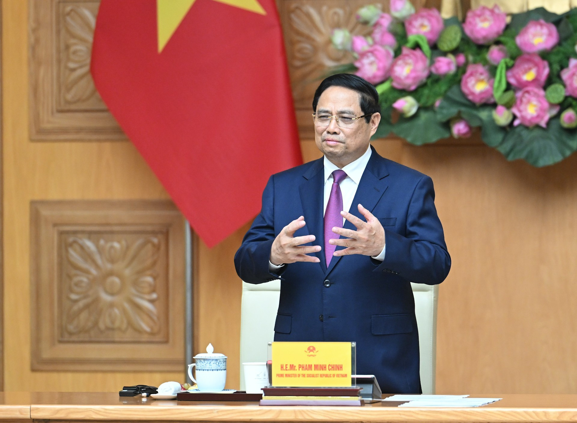 El primer ministro de Vietnam, Pham Minh Chinh, interviene en la reunión.