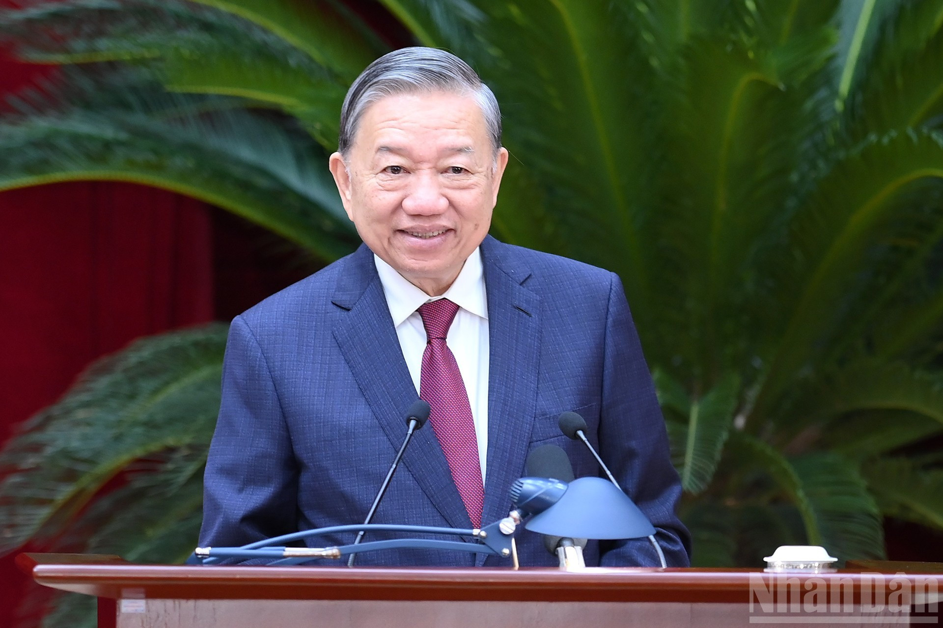 El secretario general del Partido, To Lam, pronuncia el discurso de clausura del pleno.