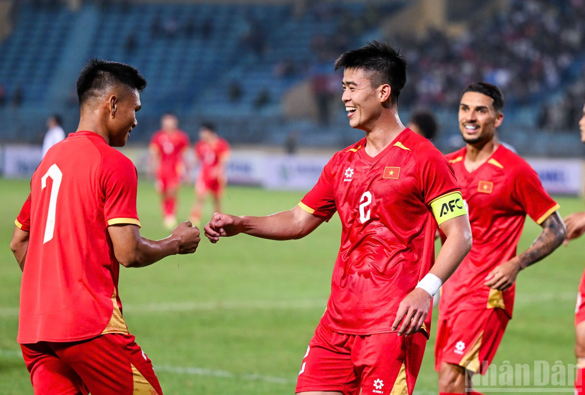 El capitán del elenco vietnamita, Duy Manh, felicita a Xuan Manh.