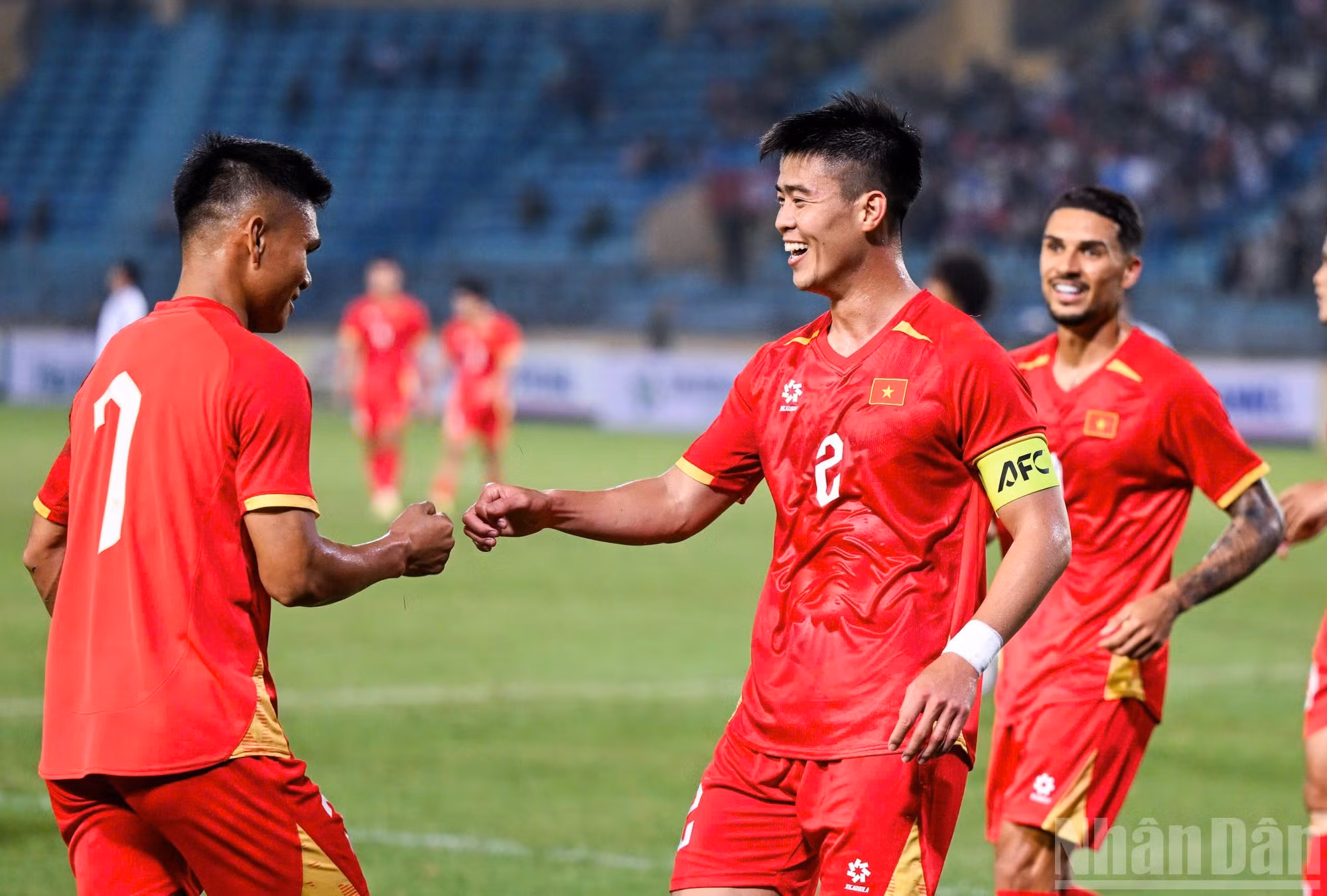 El capitán del elenco vietnamita, Duy Manh, felicita a Xuan Manh.
