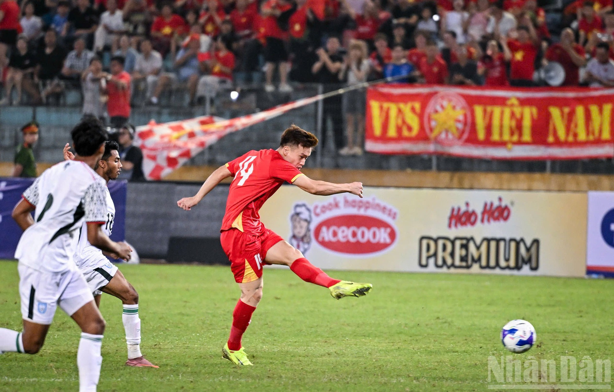 Los locales despliegan ataques desde los primeros minutos del enfrentamiento, ejerciendo constante presión en la cancha rival.
